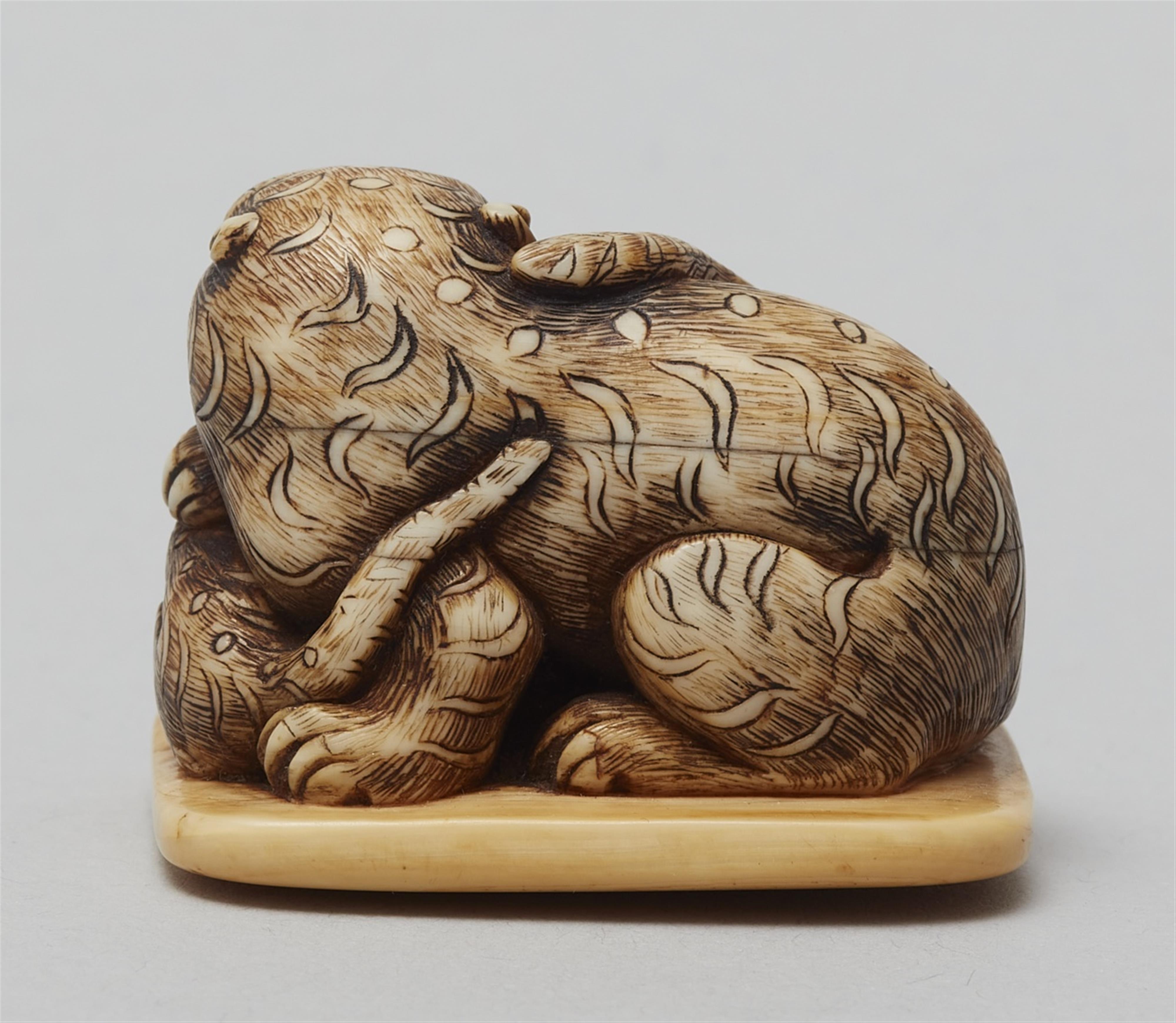 An ivory netsuke of a tiger and cub. Mid-19th century - image-3