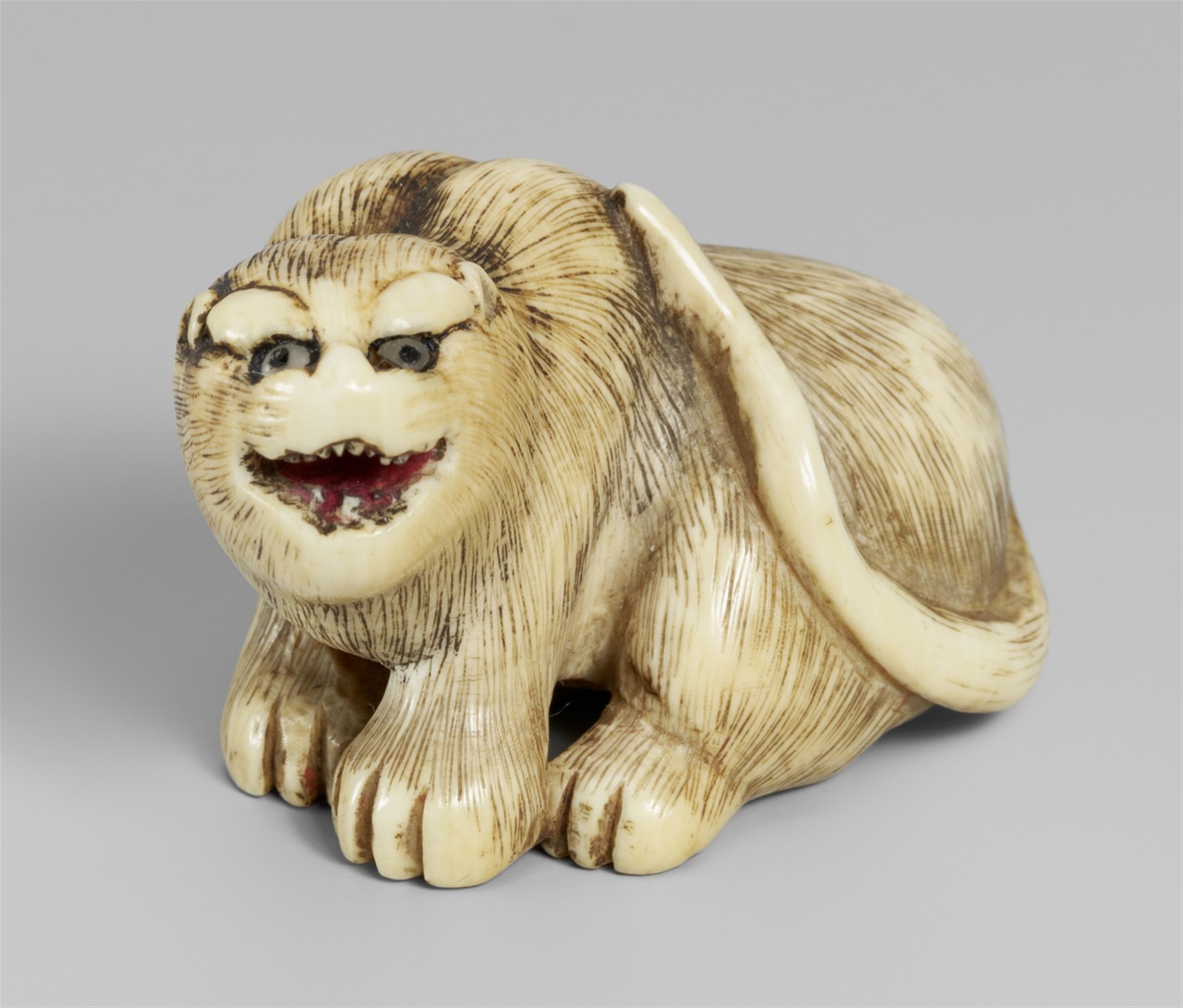 An ivory netsuke of a seated tiger, in the manner of Hakuryu. First half 19th century - image-1