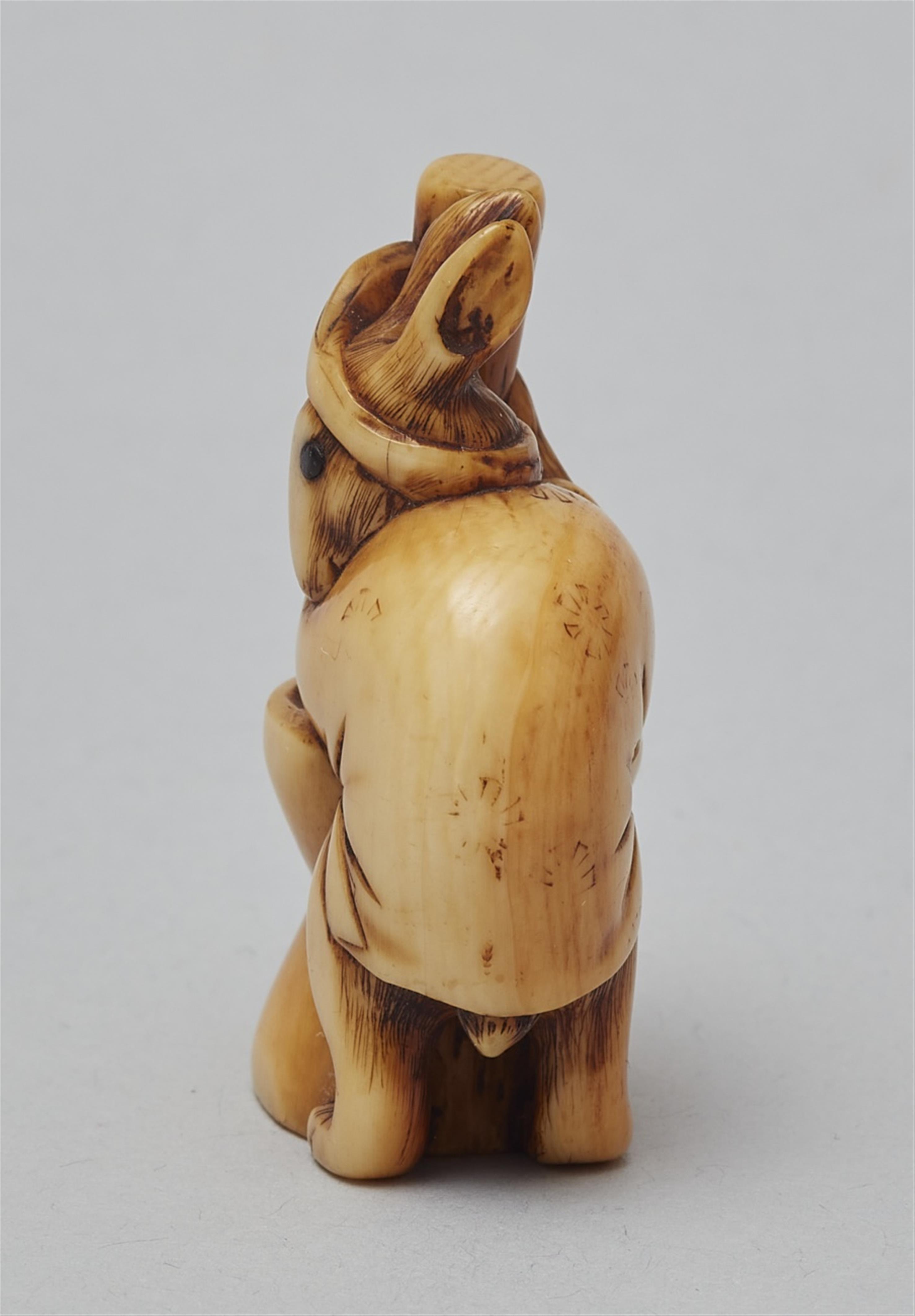 An ivory netsuke of a hare pounding mochi. 19th century - image-3