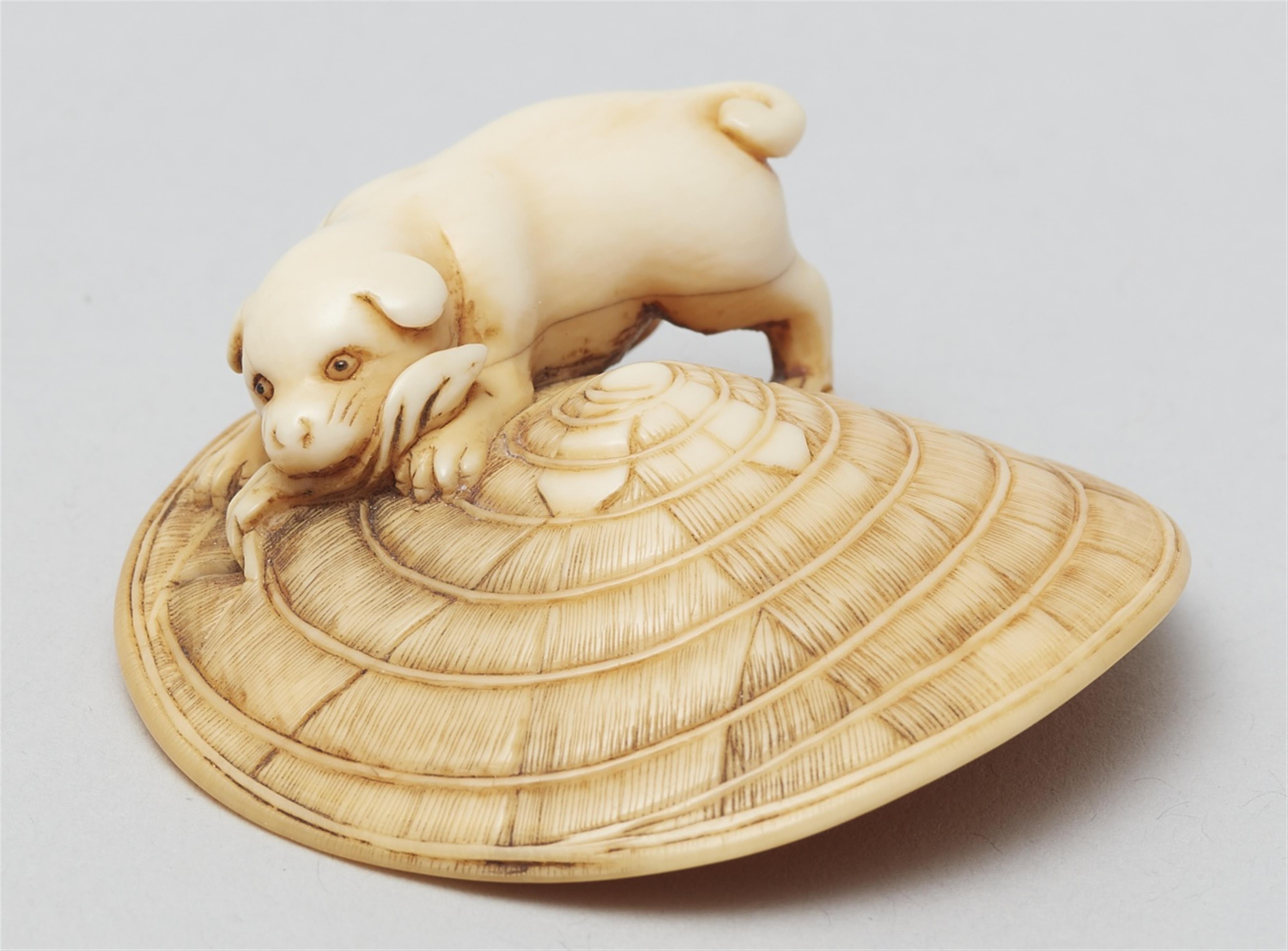 An ivory netsuke of a dog on a straw hat. Mid-19th century - image-2