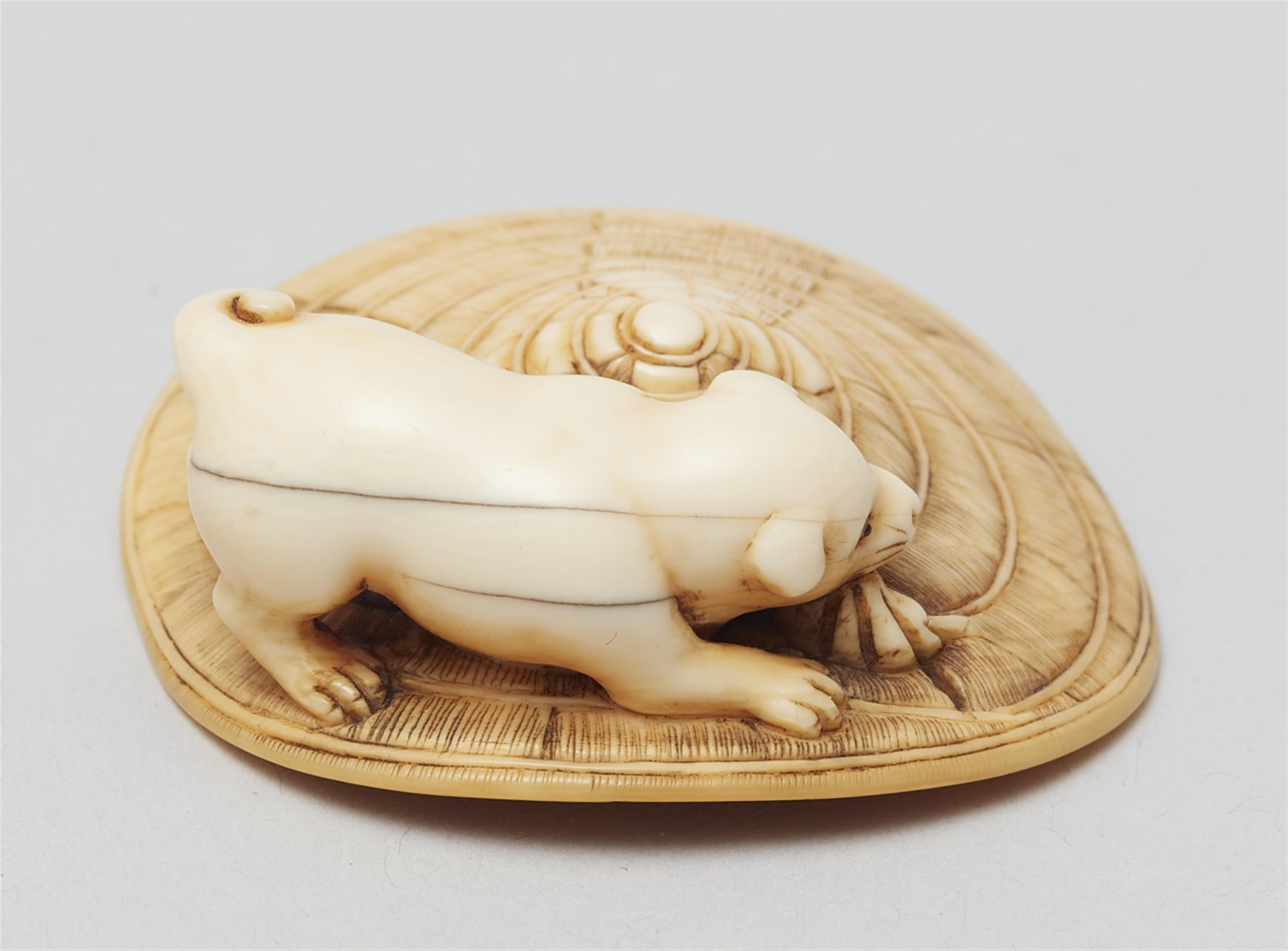 An ivory netsuke of a dog on a straw hat. Mid-19th century - image-3