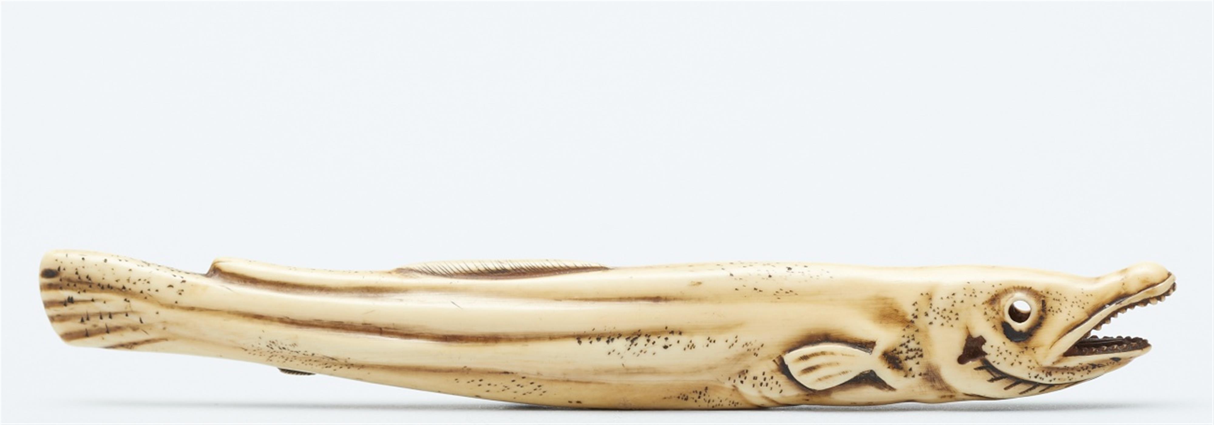An ivory netsuke of a dried fish. Early 19th century - image-2