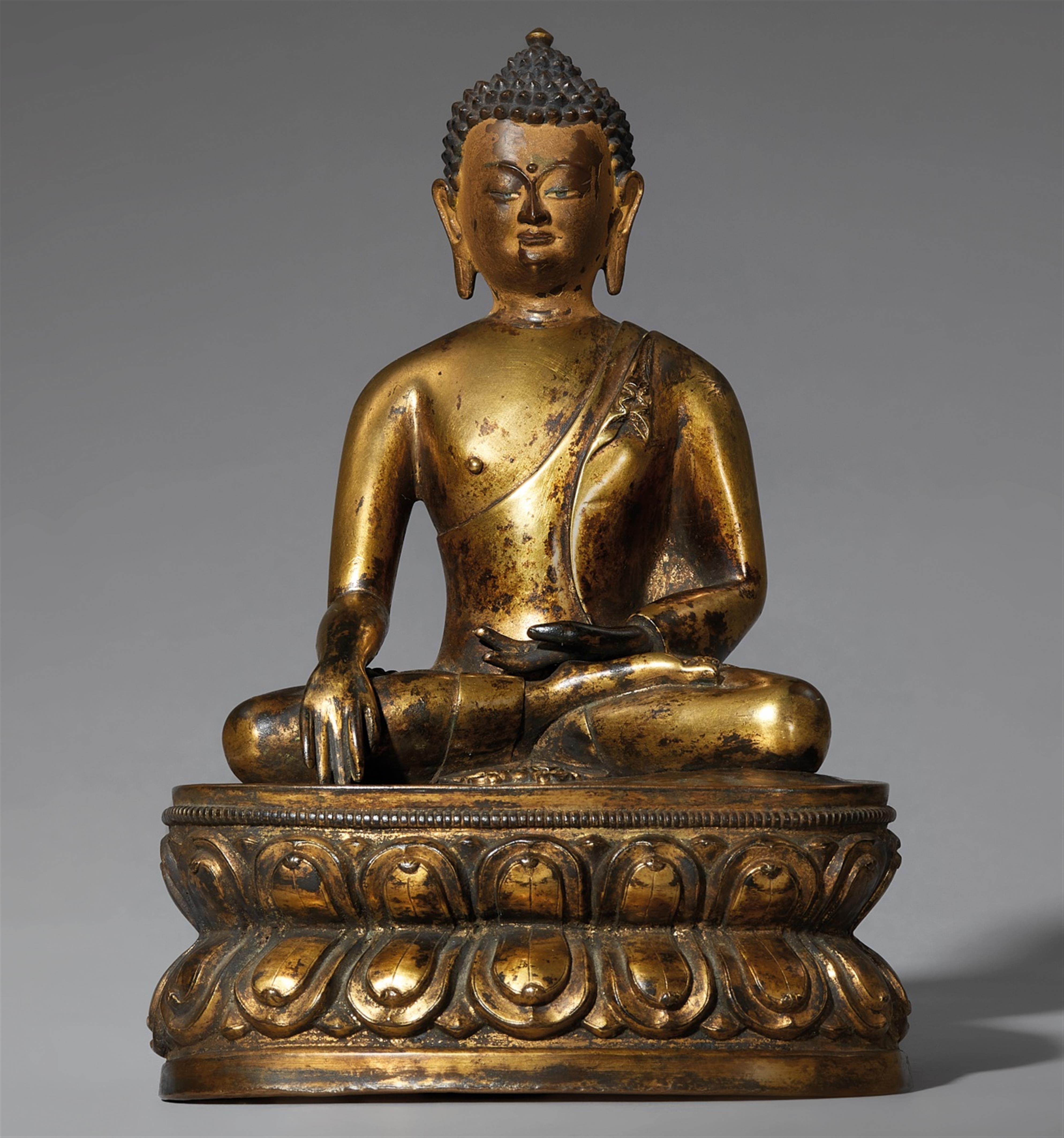 A Tibetan gilt bronze figure of Buddha Shakyamuni with vajra. 16th century - image-1