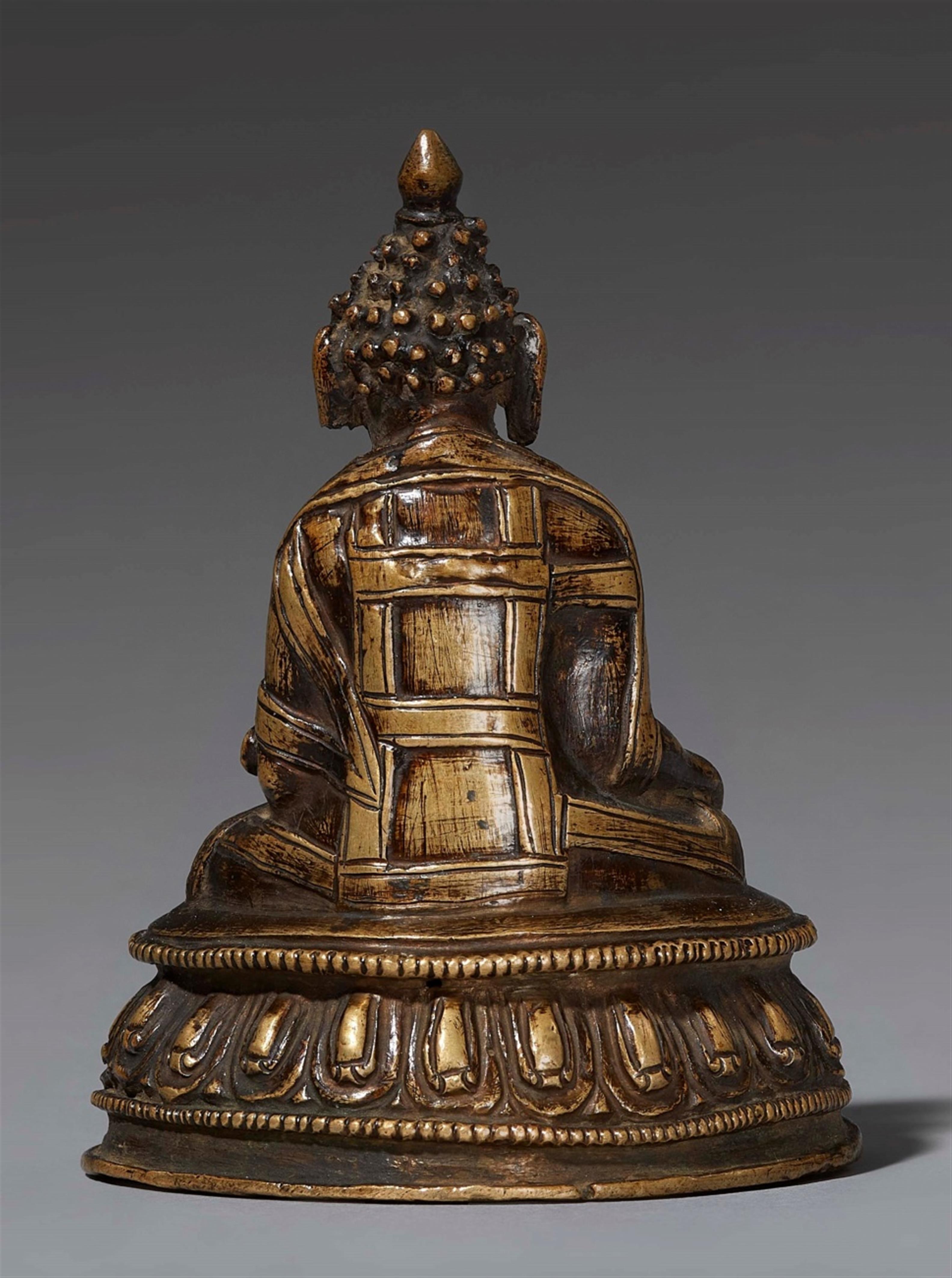 Buddha Shakyamuni. Feuervergoldete Bronze. Tibet. 15./16. Jh. - image-2