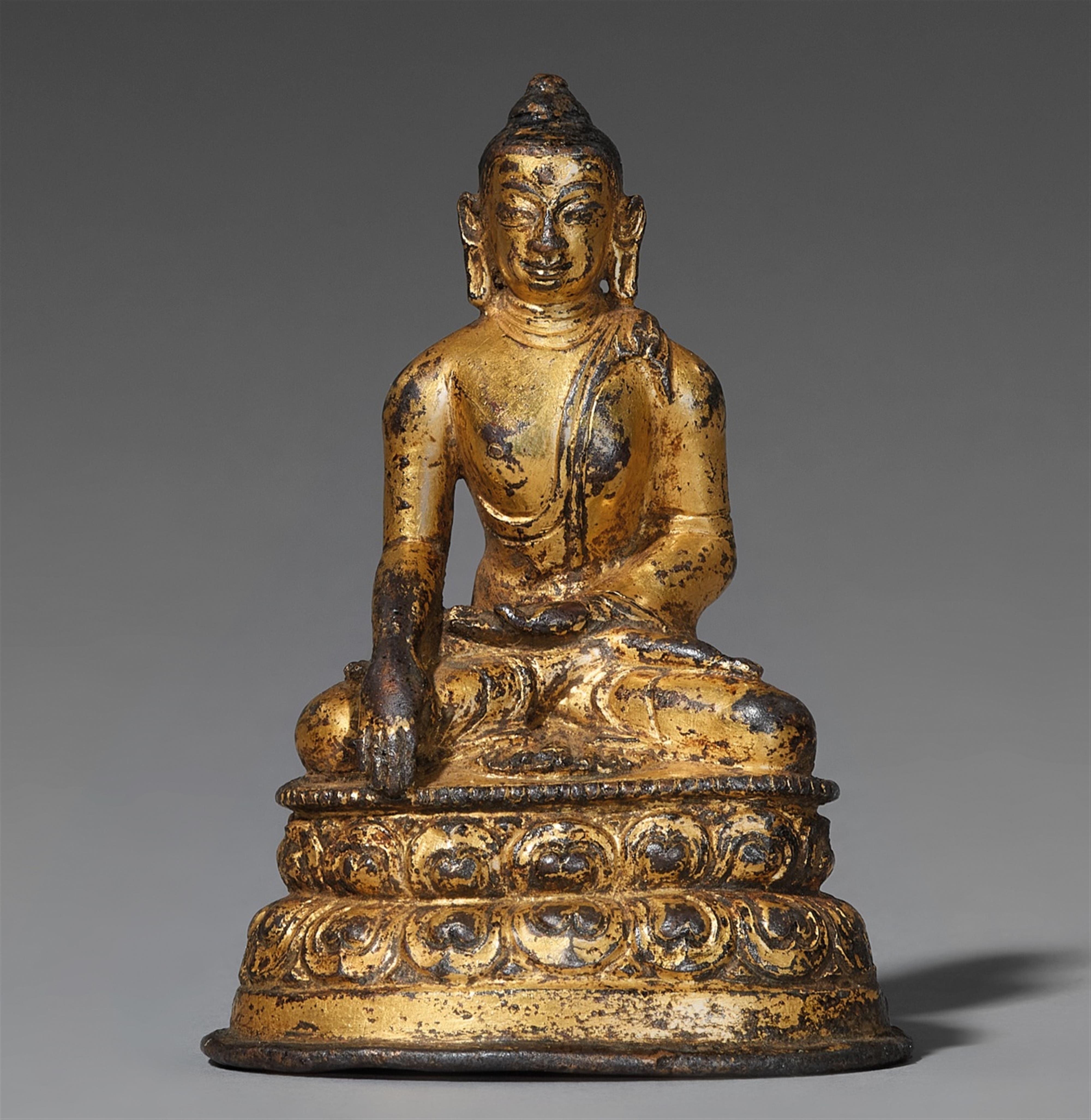 A Tibetan gilt bronze figure of Buddha Shakyamuni. 16th century - image-1