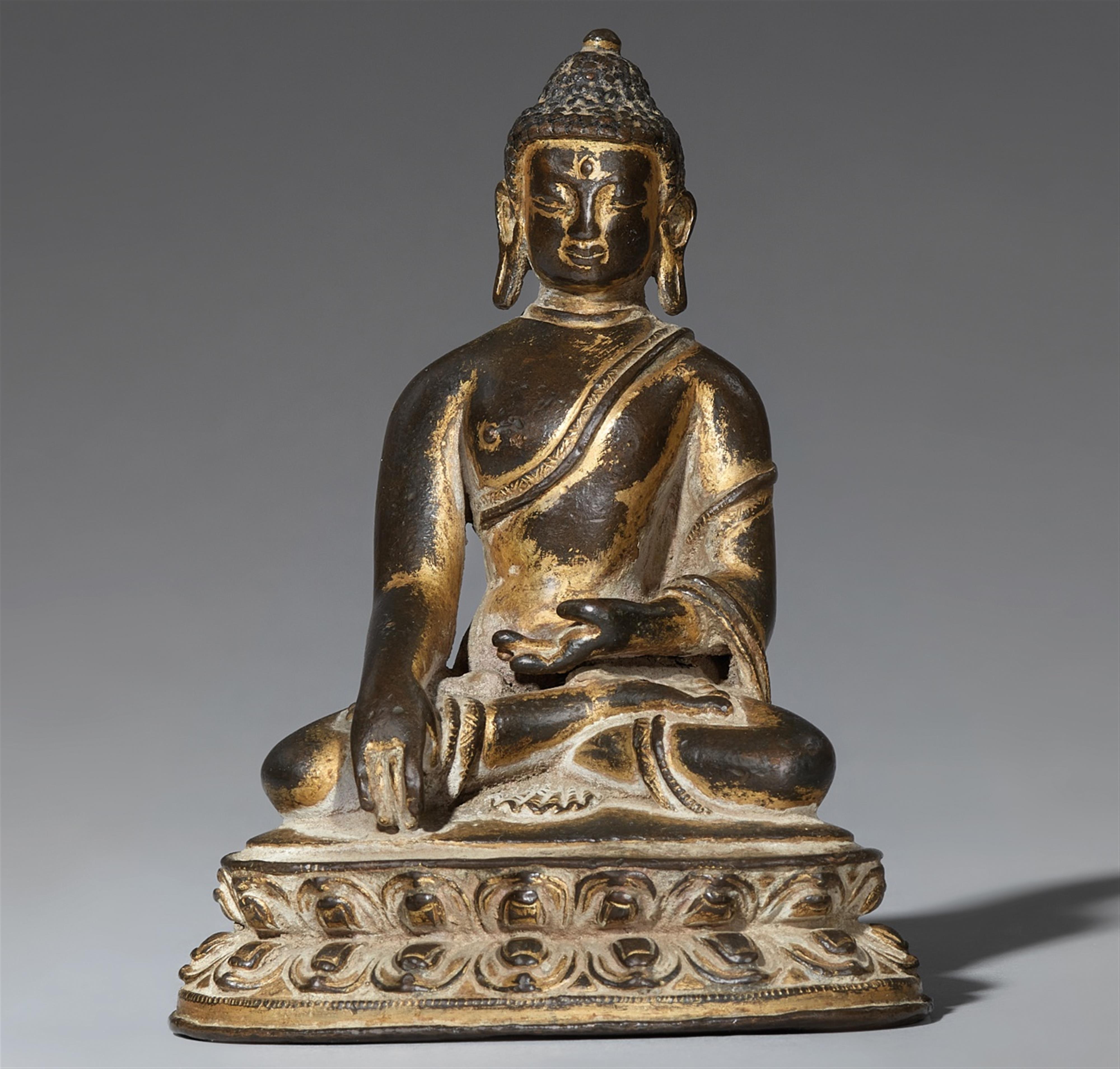 Buddha Shakyamuni. Dunkle Bronze. Tibet. 16./17. Jh. - image-1