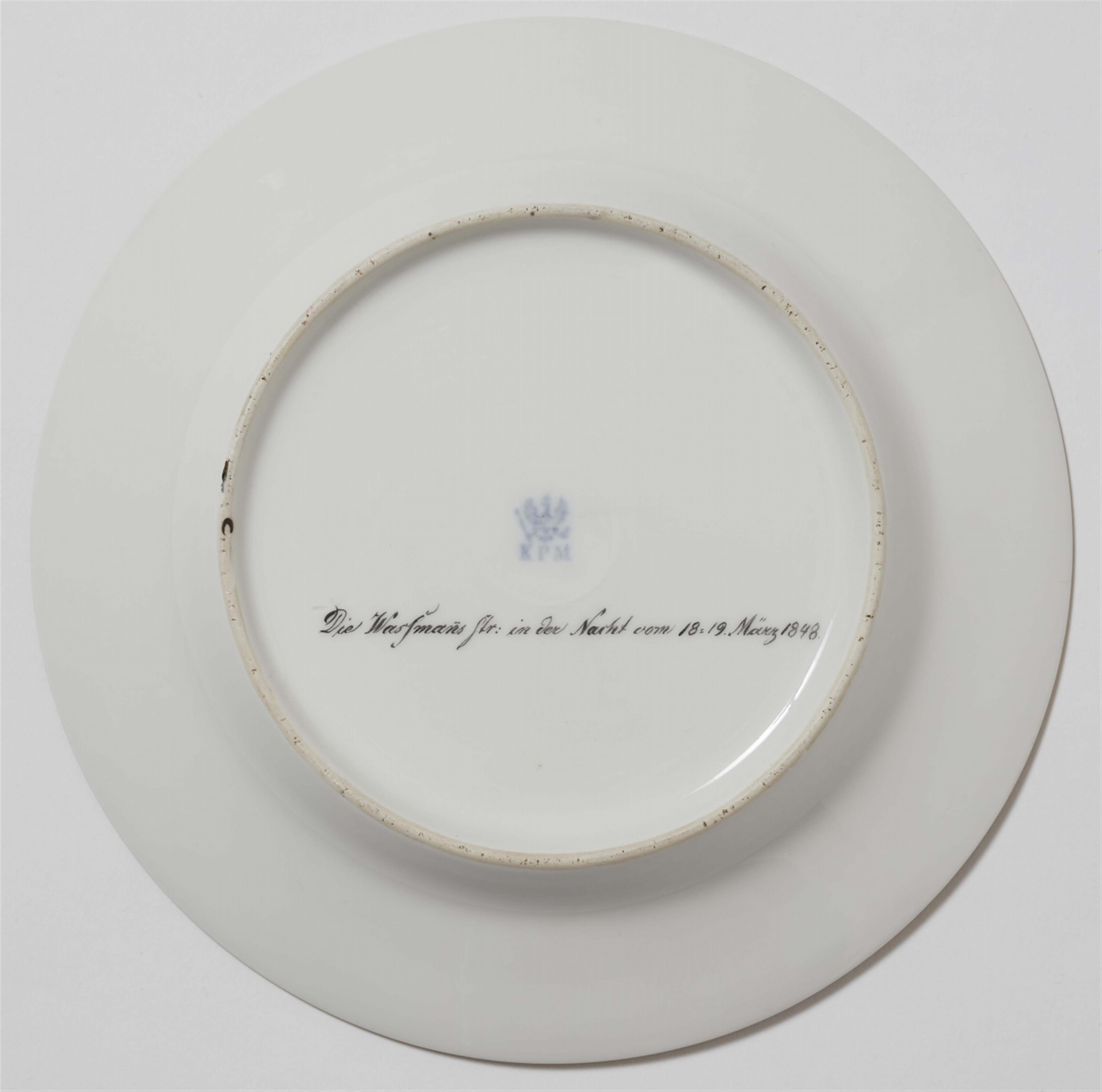 Four Berlin KPM porcelain plates with scenes from the March Revolution - image-4
