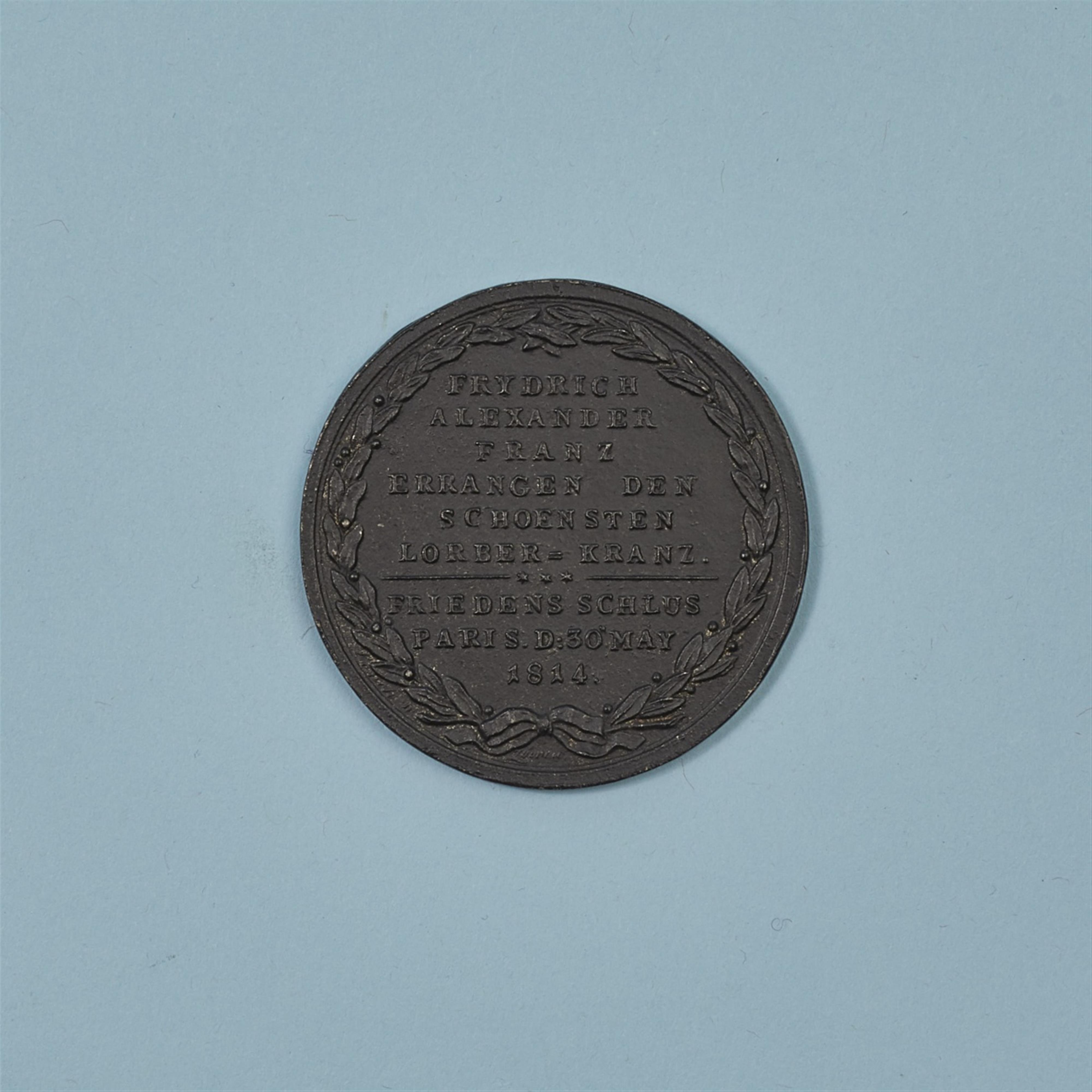 A cast iron medallion "Frydrich, Alexander, Franz errangen den schoensten Lorber-Kranz" - image-1