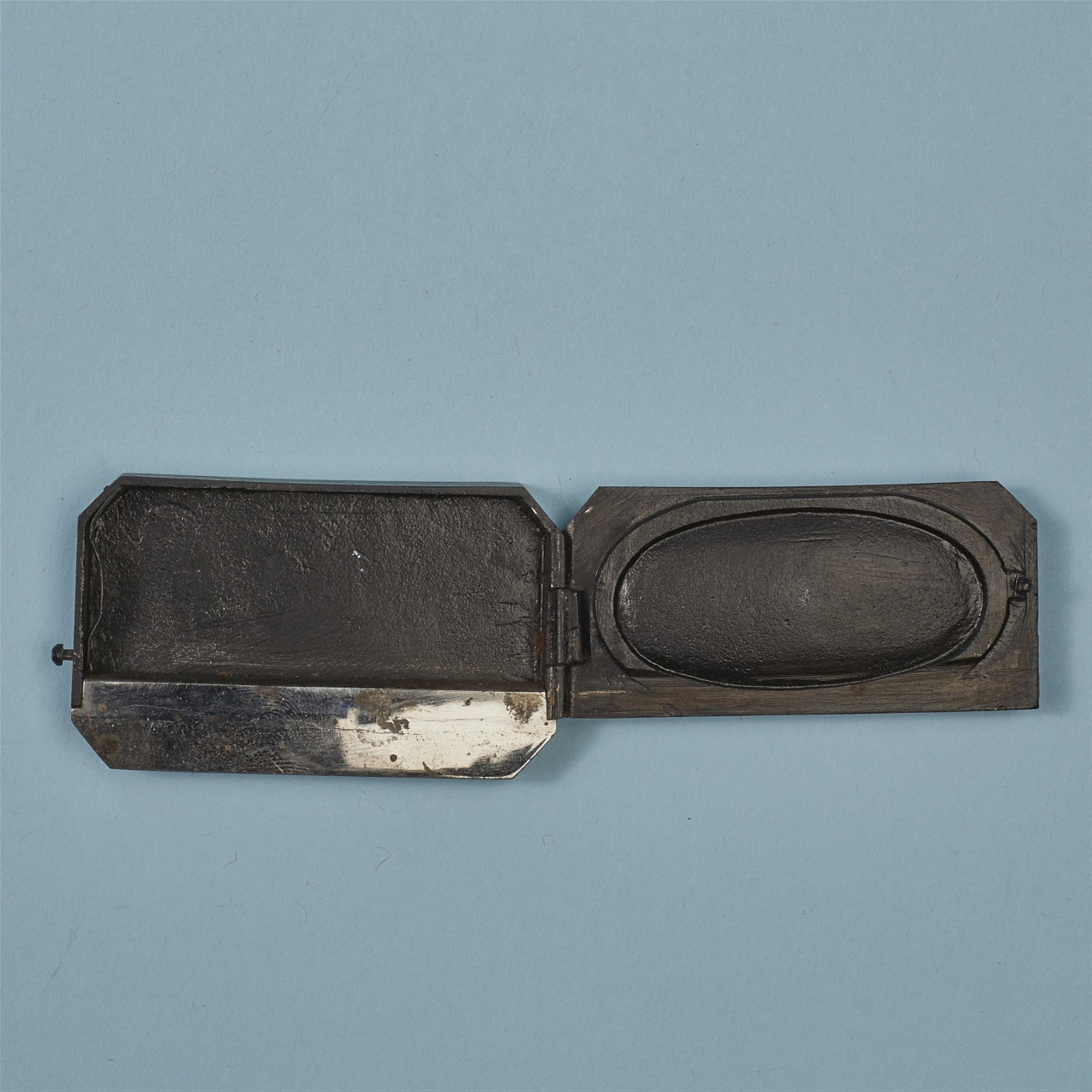A rare cast iron match box - image-2