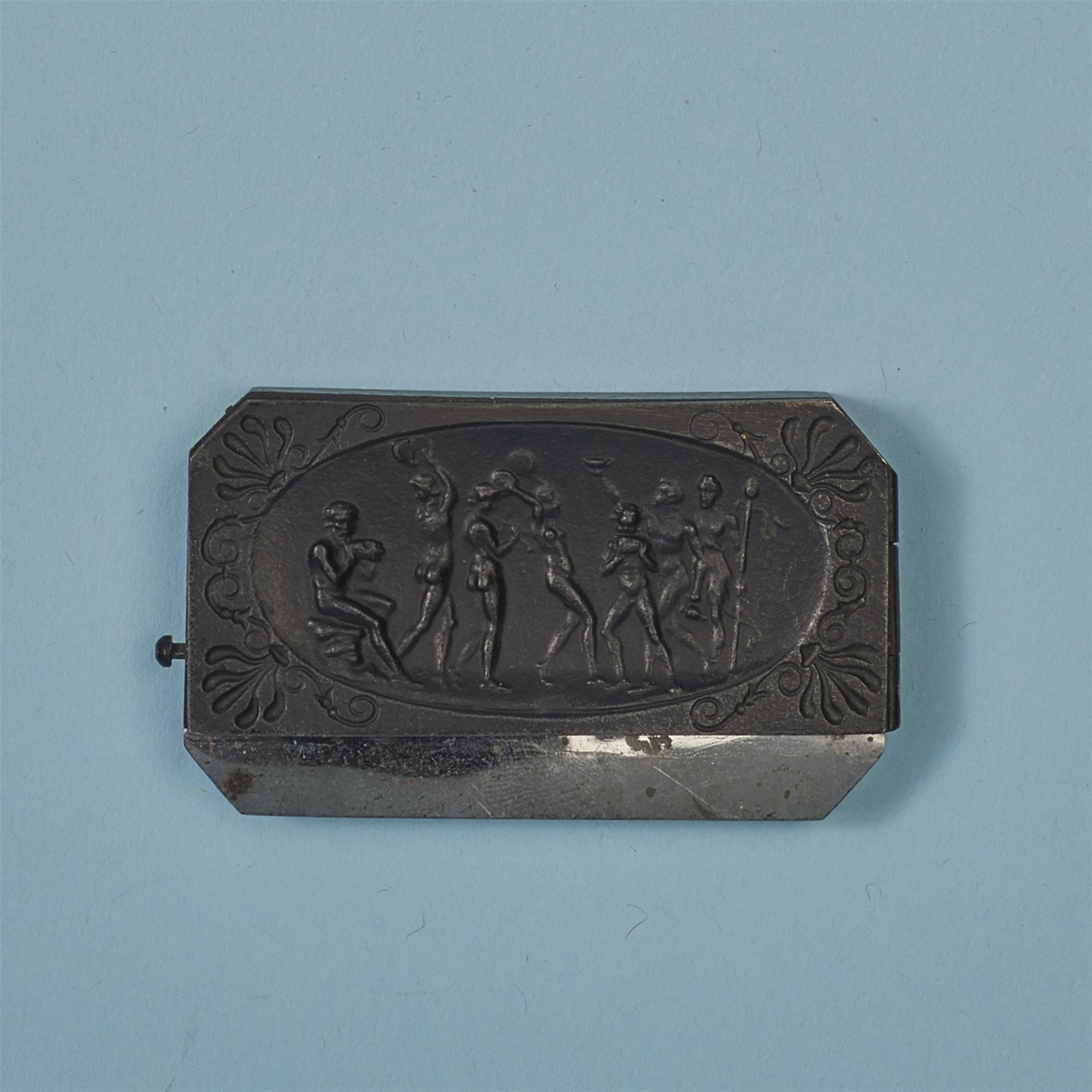 A rare cast iron match box - image-1