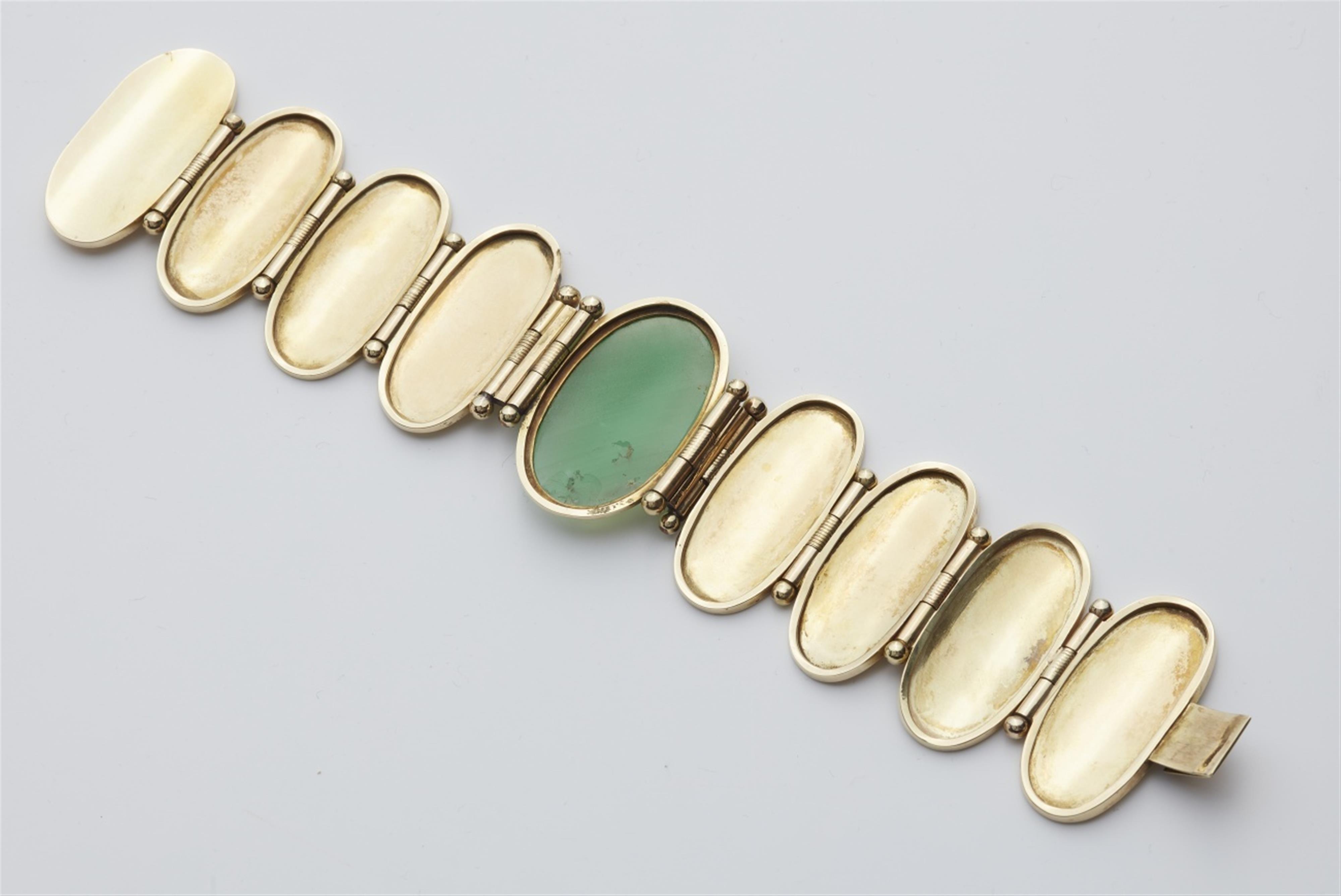A 14k gold chrysoprase bracelet - image-2