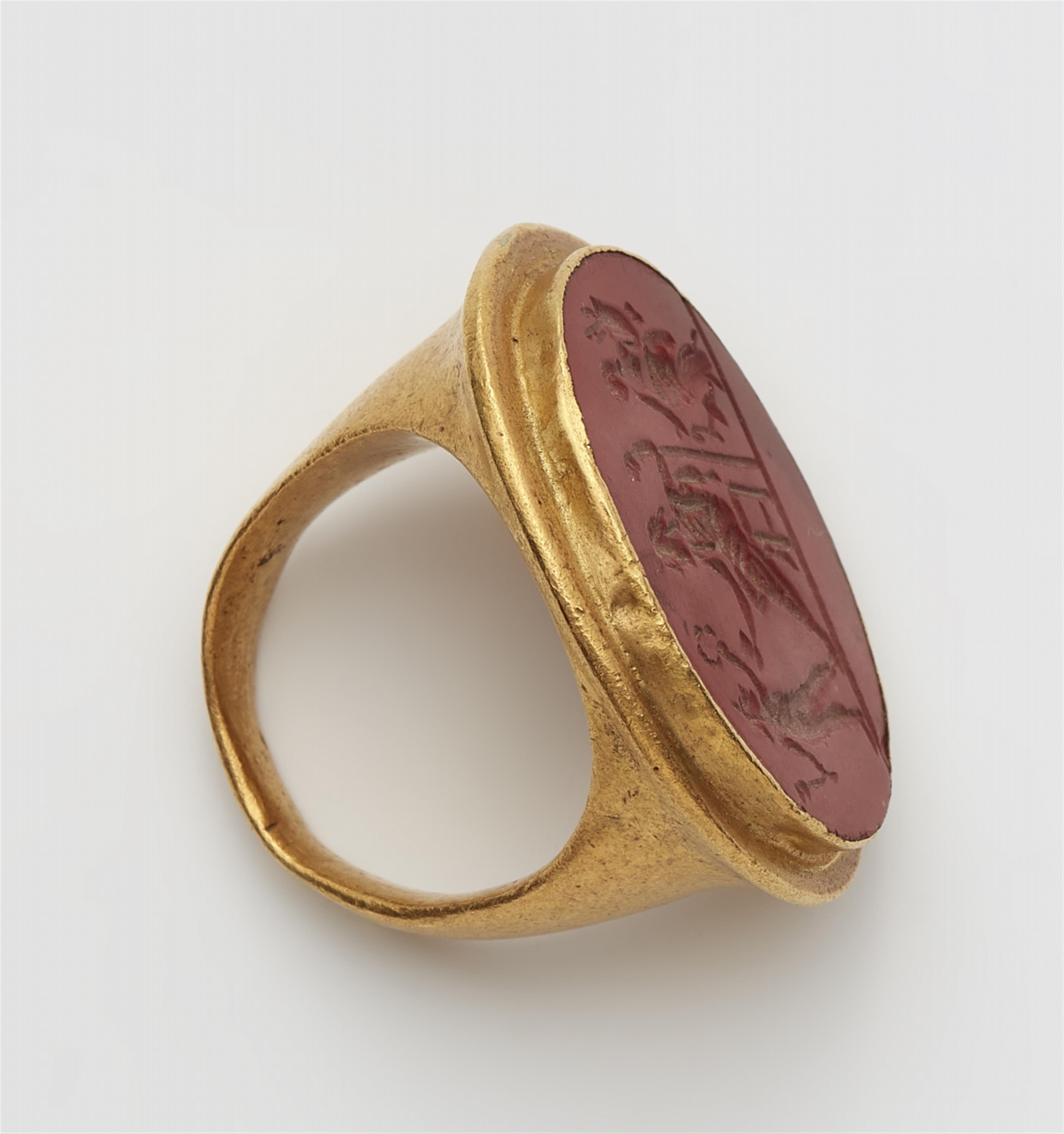 A 22k gold ring with a Roman intaglio - image-2