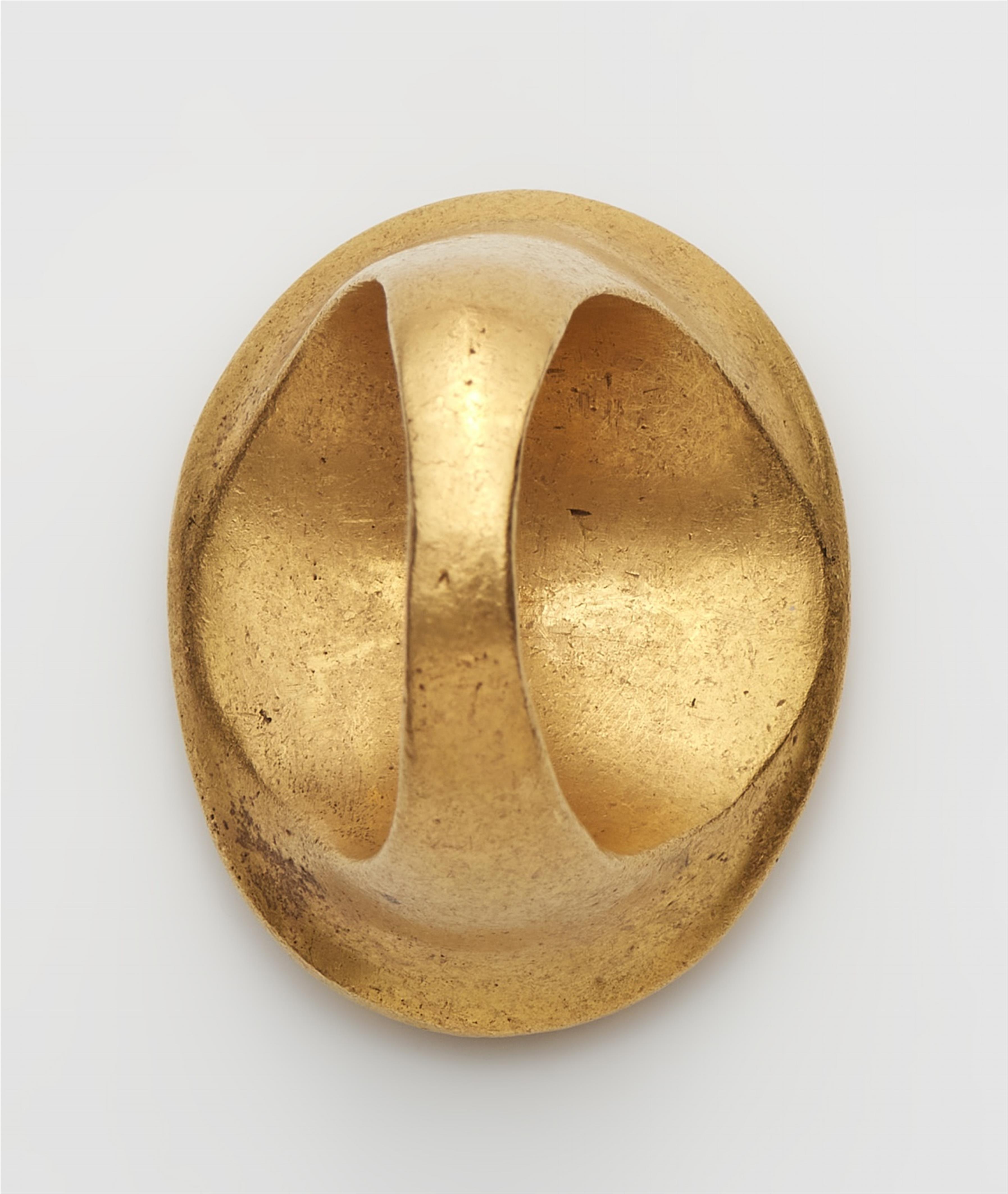 A 22k gold ring with a Roman intaglio - image-3