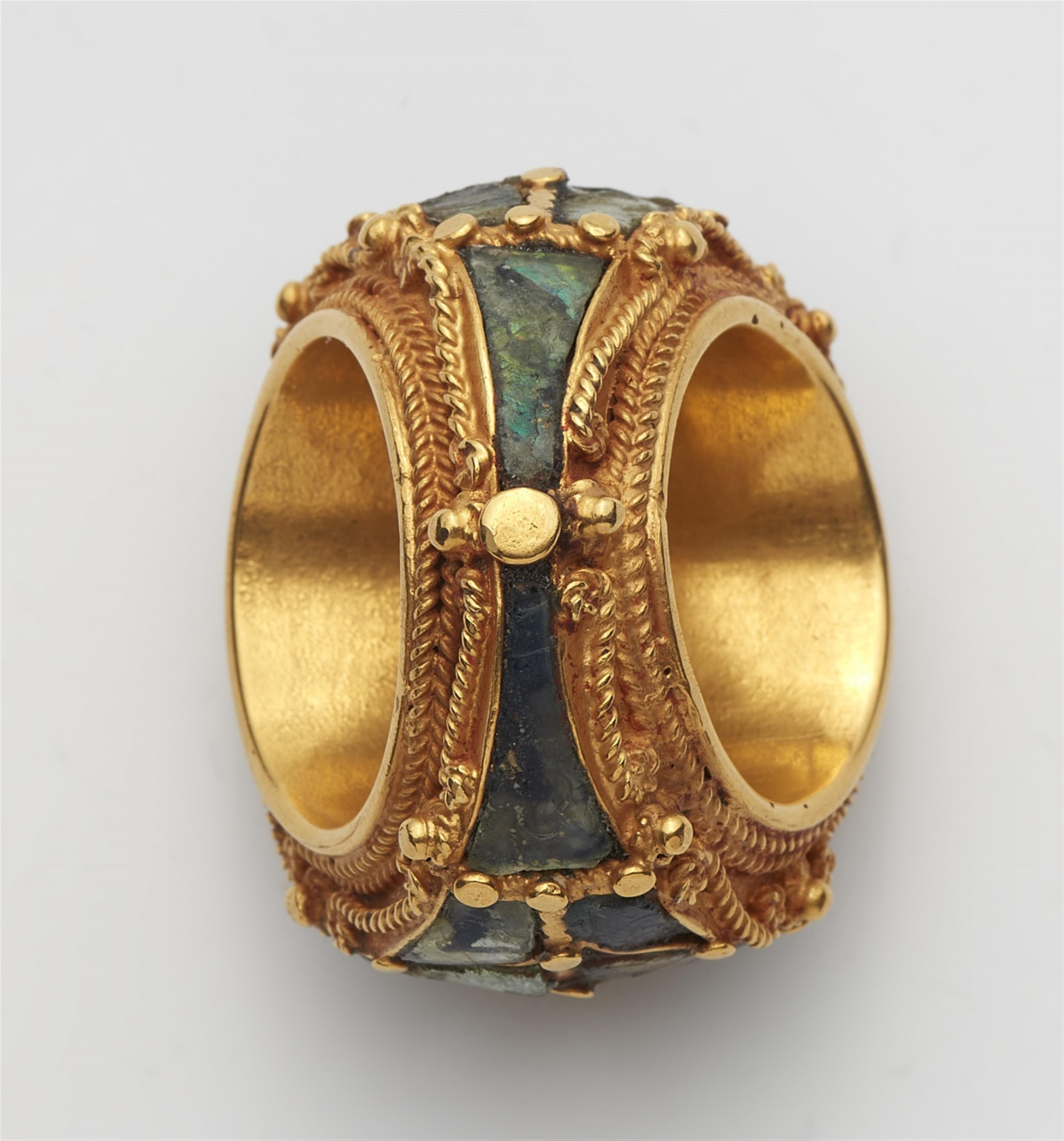 Historismus-Ring mit römischem Glas - image-2
