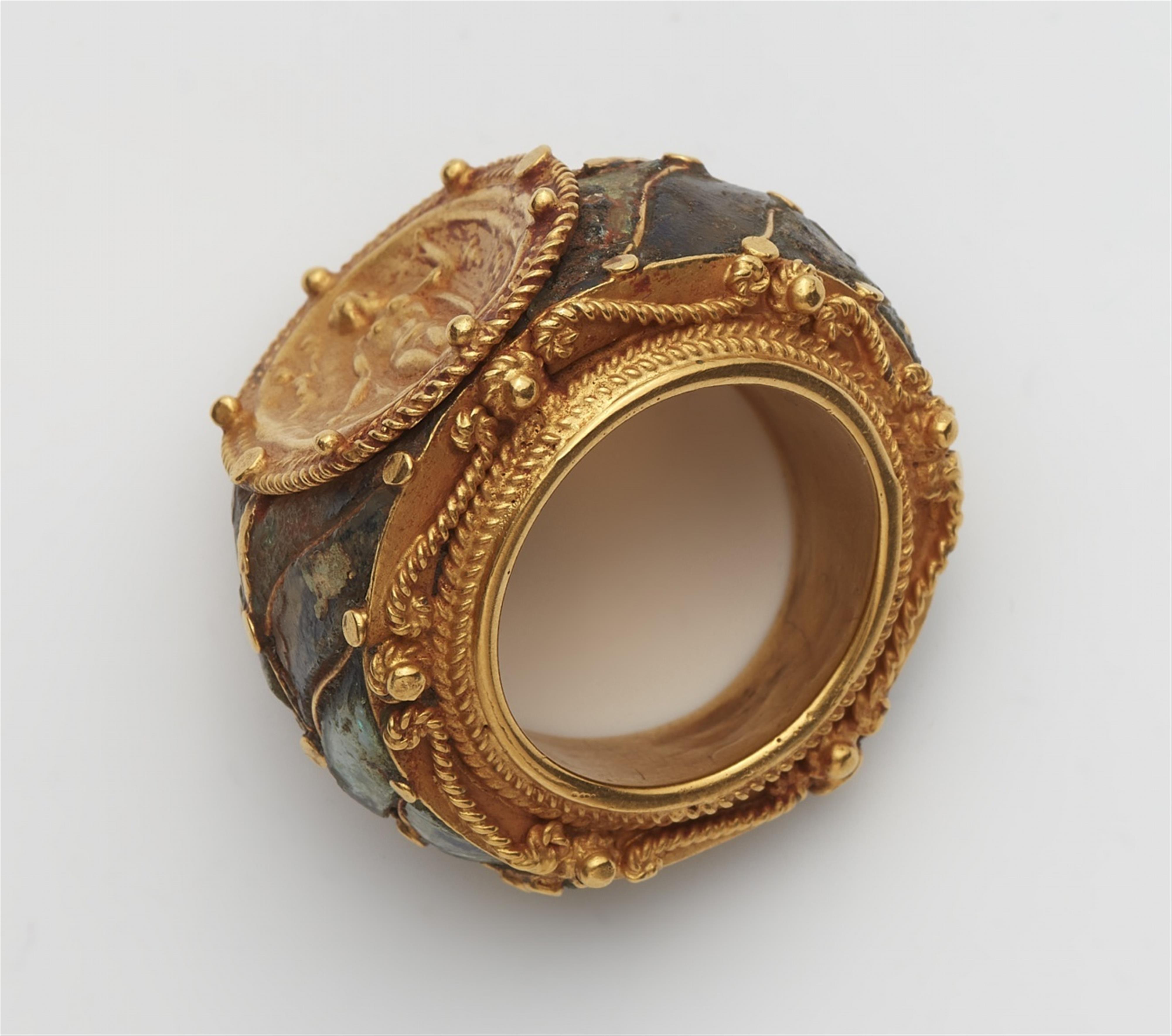 Historismus-Ring mit römischem Glas - image-3