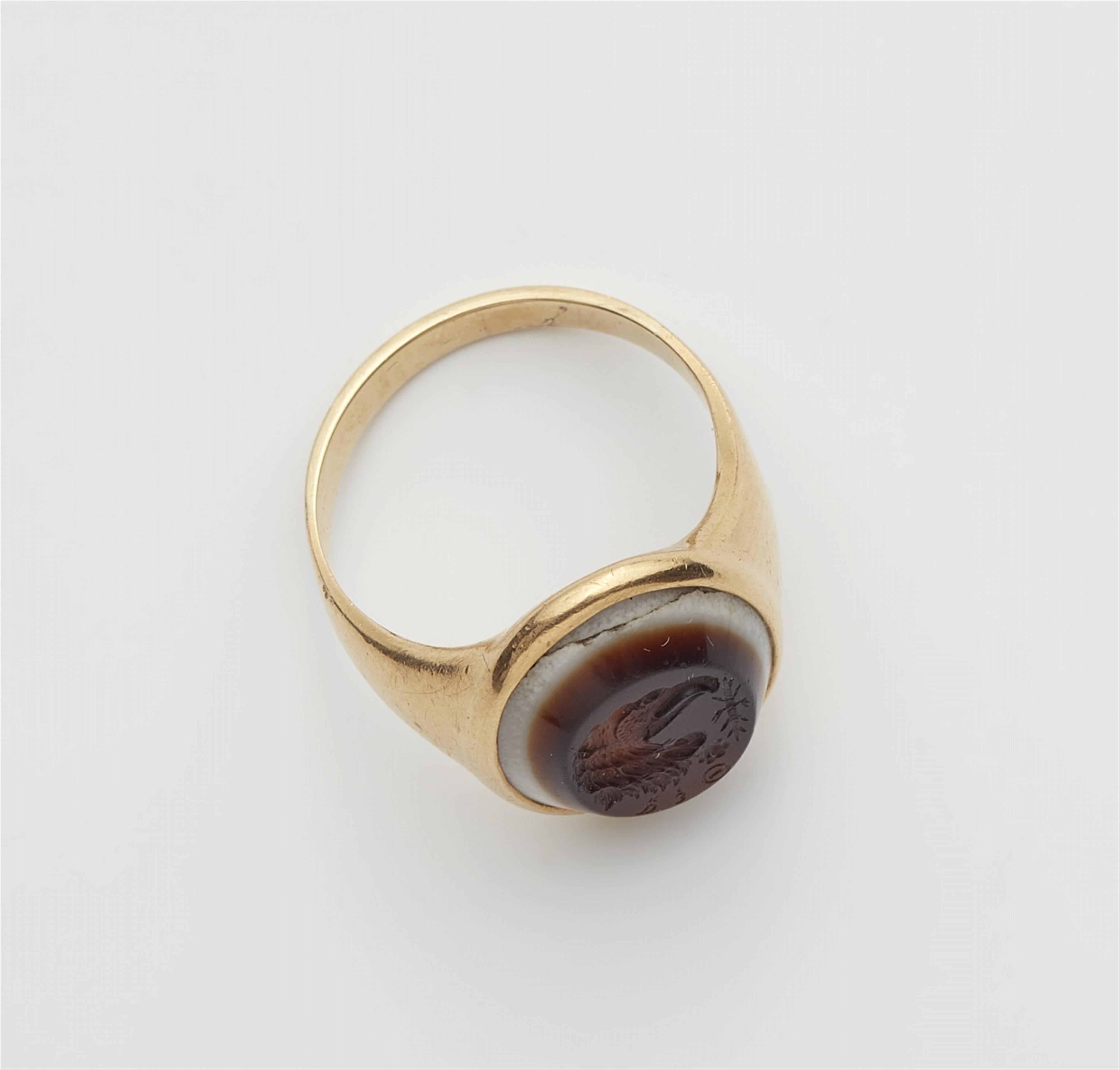 An 18k gold ring with a Roman intaglio - image-2