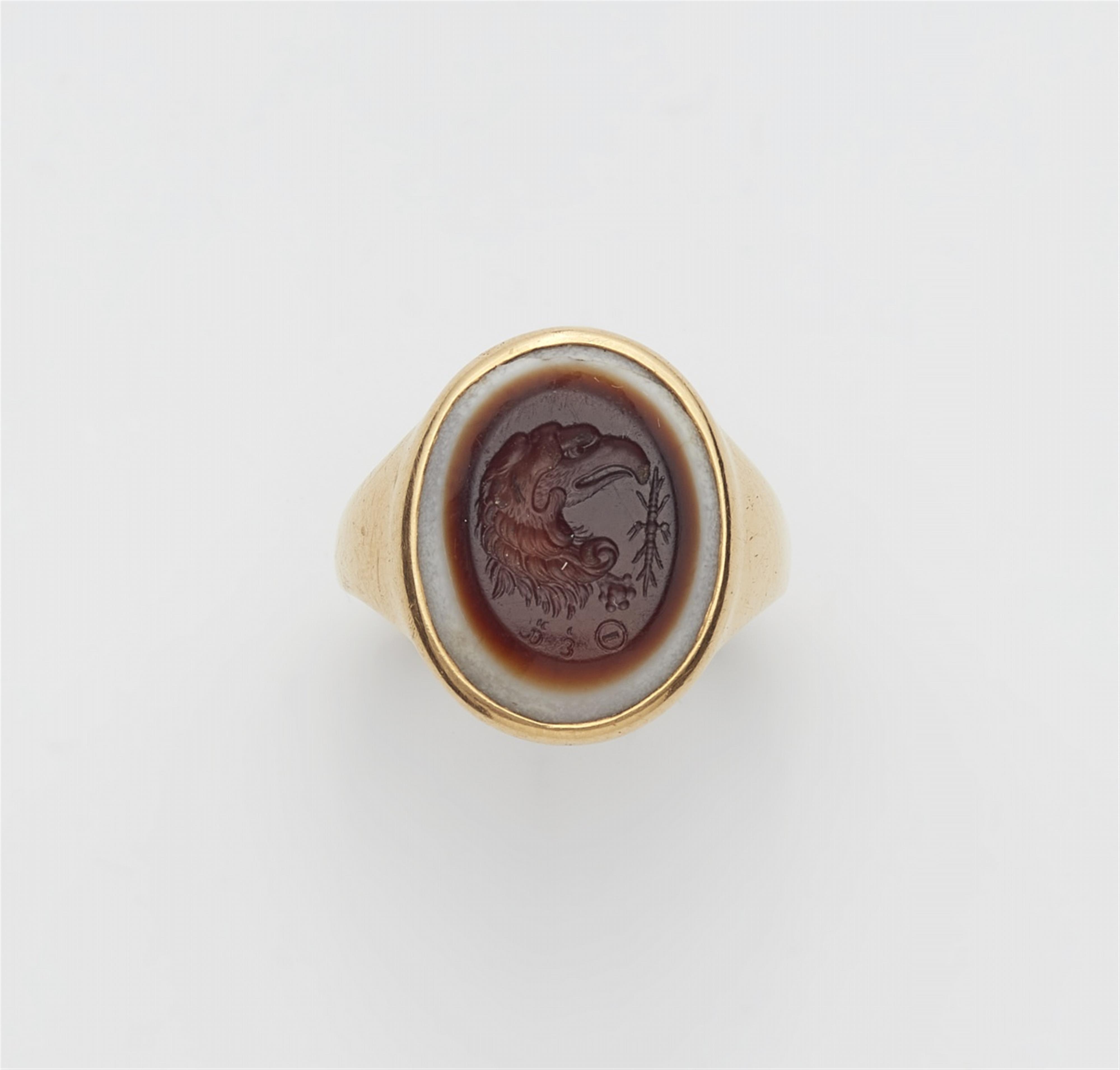 An 18k gold ring with a Roman intaglio - image-1
