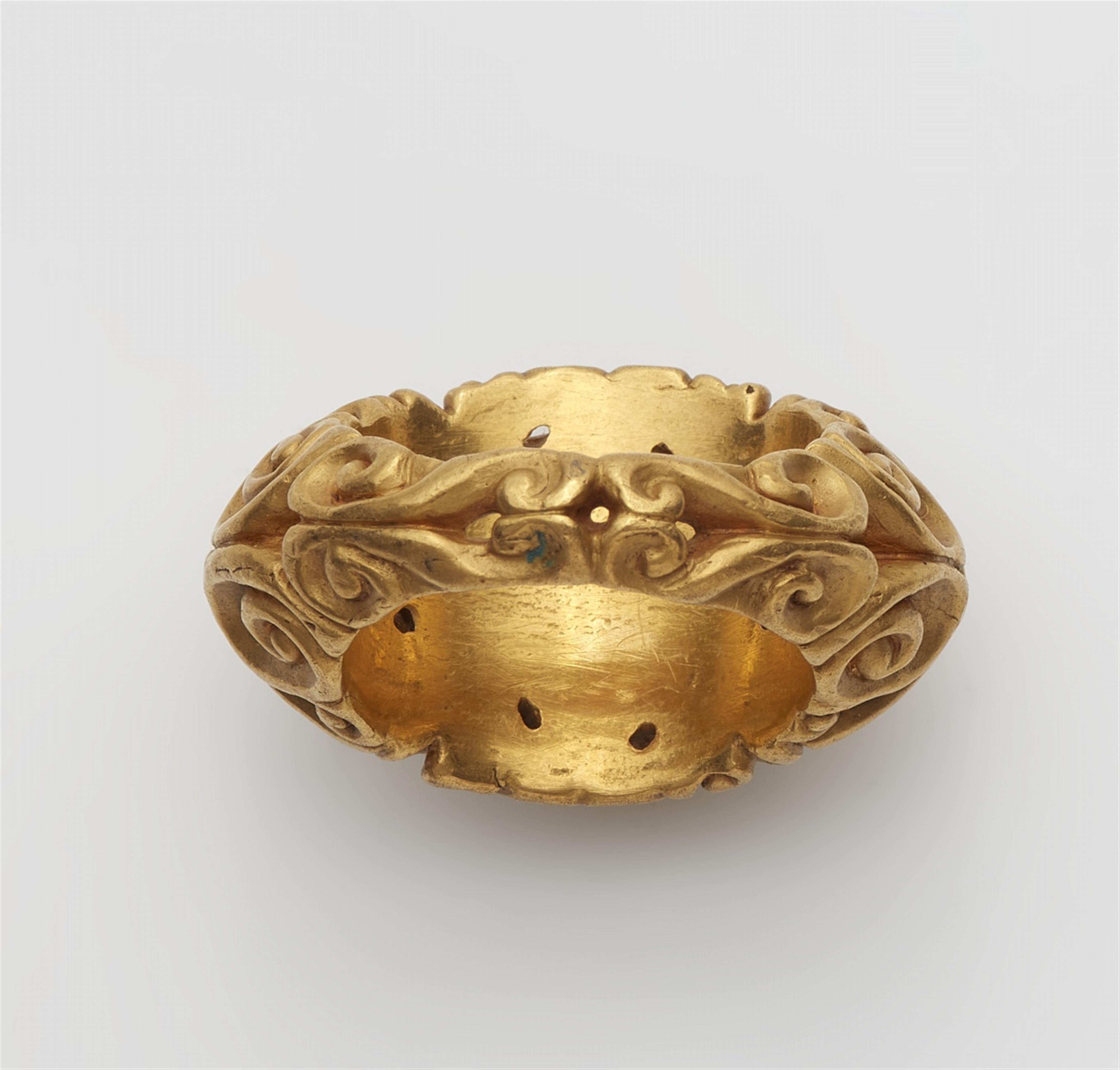 A 22k gold ring with an ancient intaglio - image-3