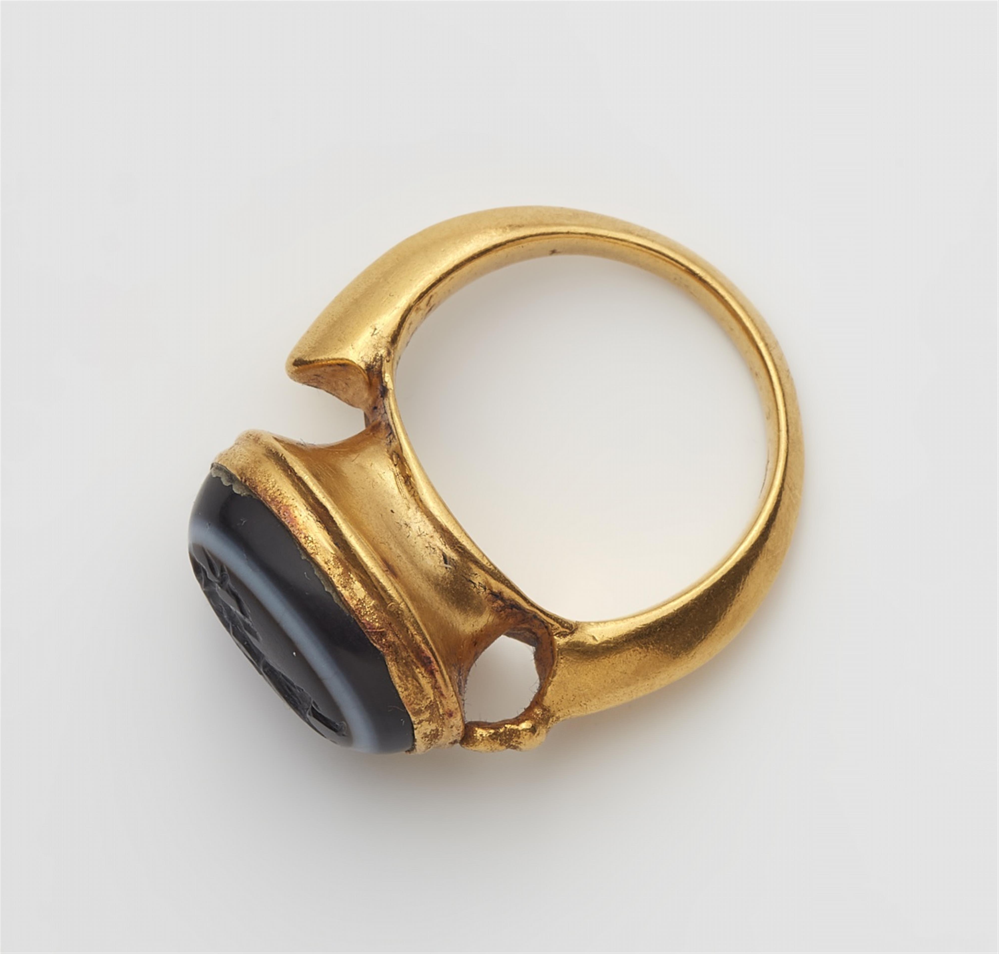 A 22k gold ring with a Sassanian intaglio - image-2