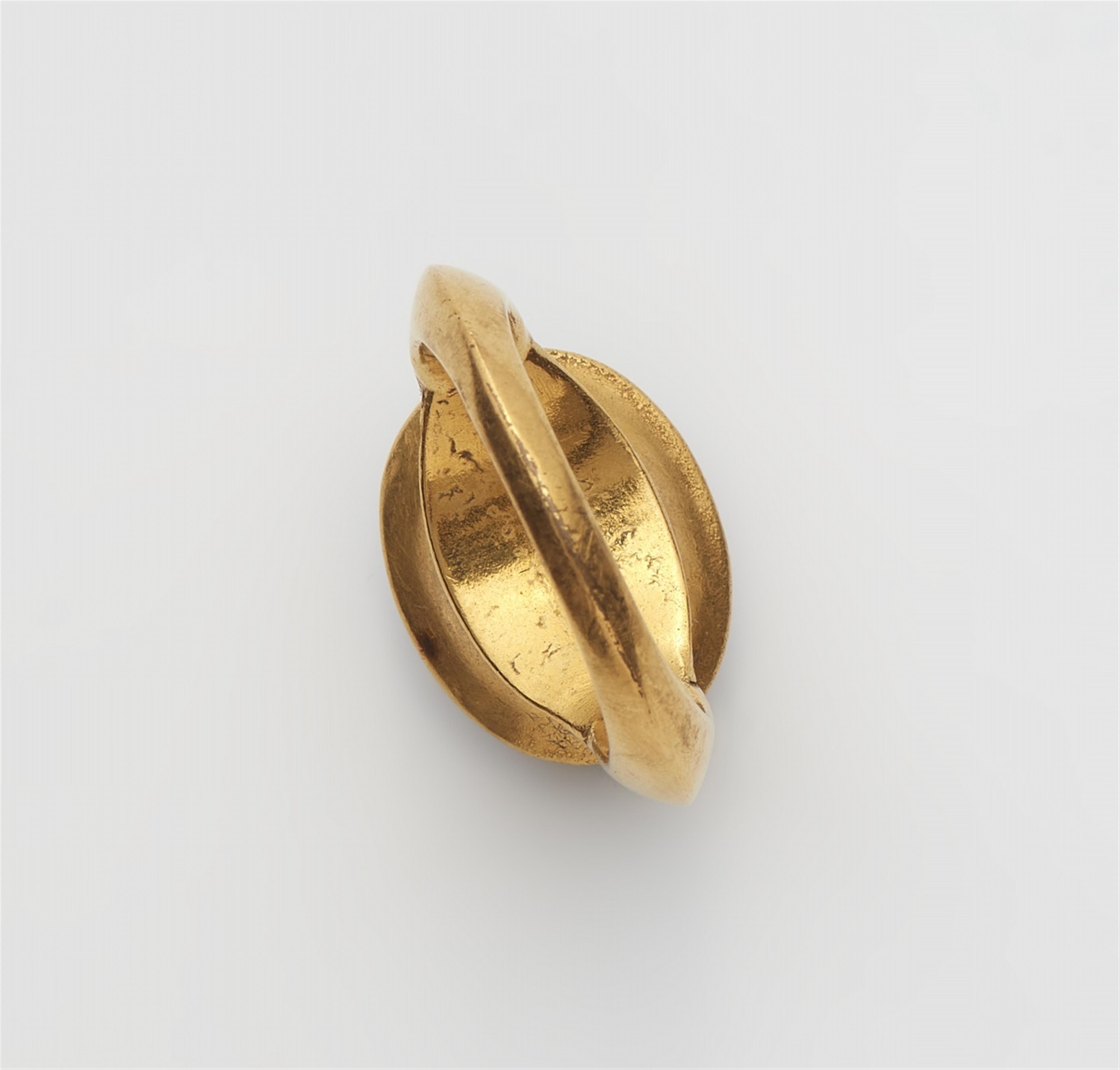 A 22k gold ring with a Sassanian intaglio - image-3