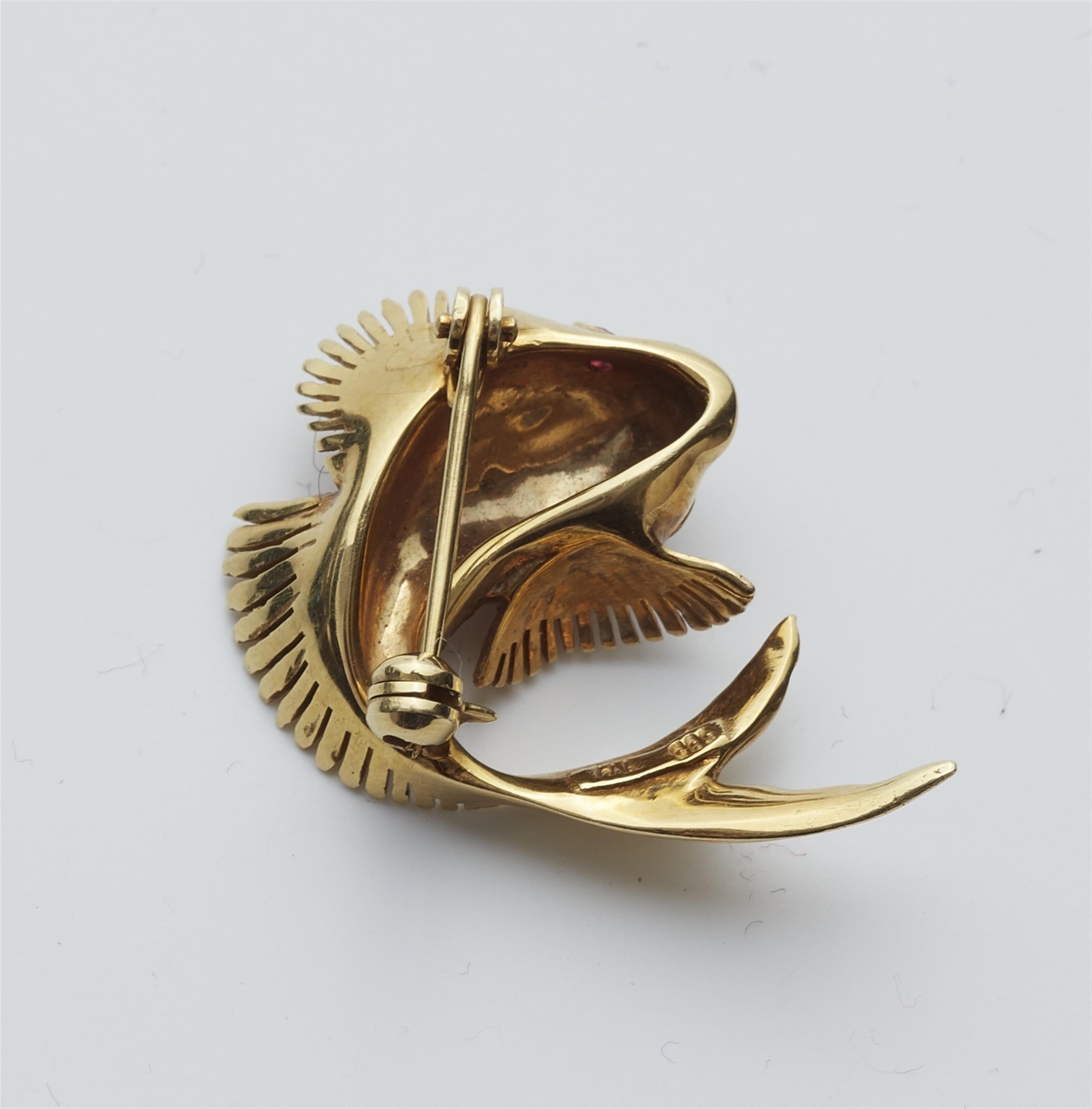 A 14k gold fish brooch - image-2