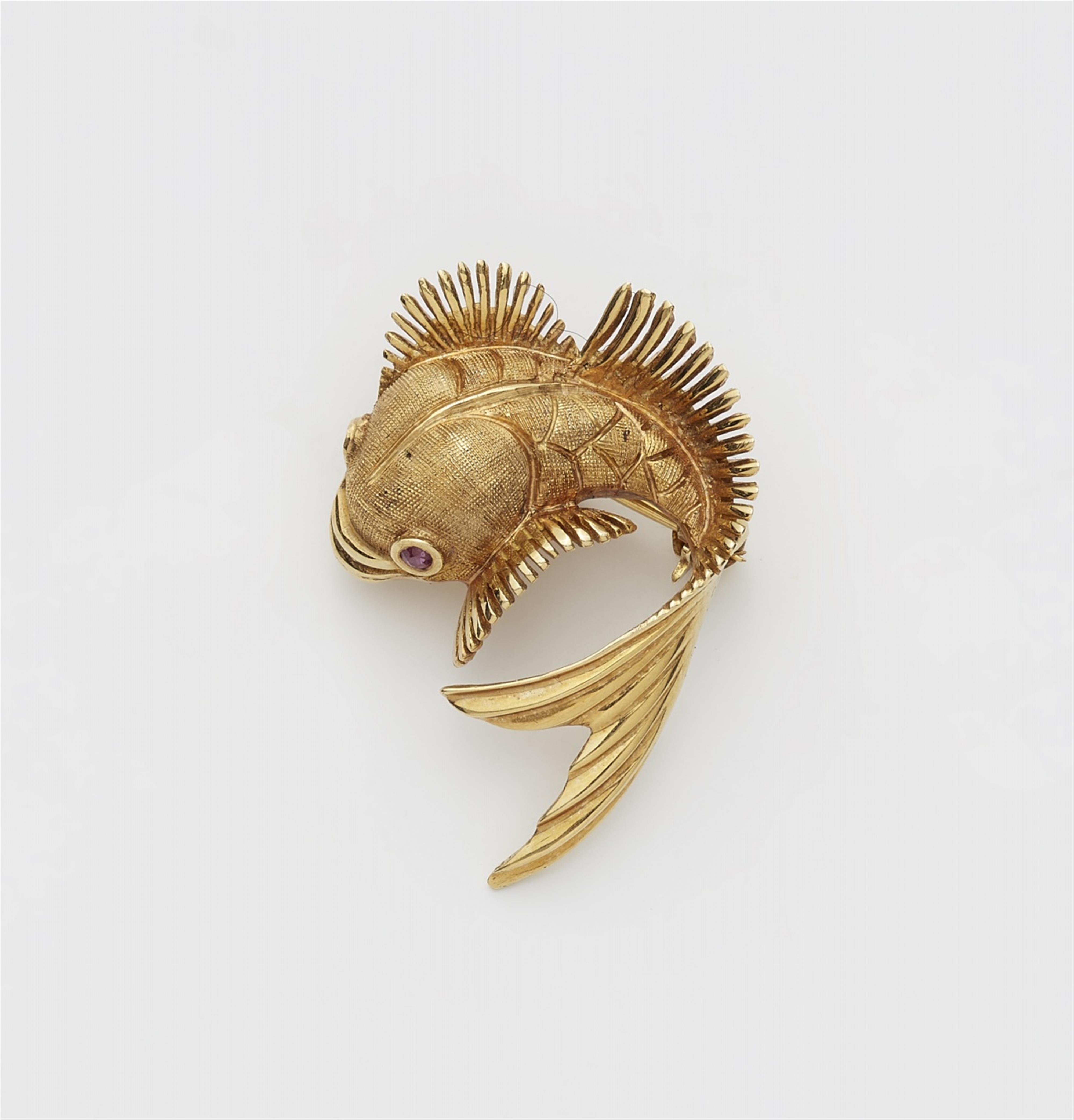 A 14k gold fish brooch - image-1
