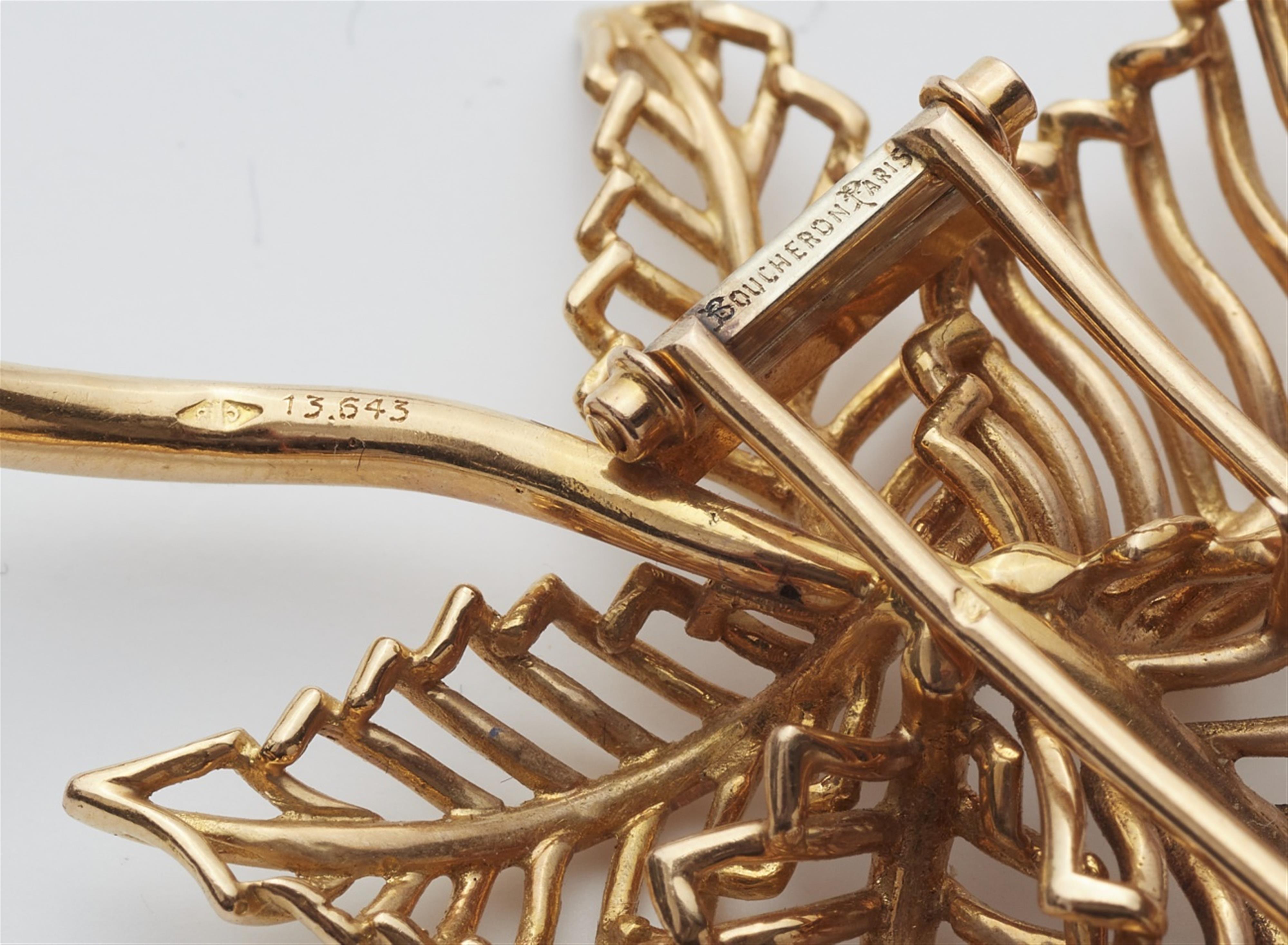 An 18k gold clip brooch - image-3