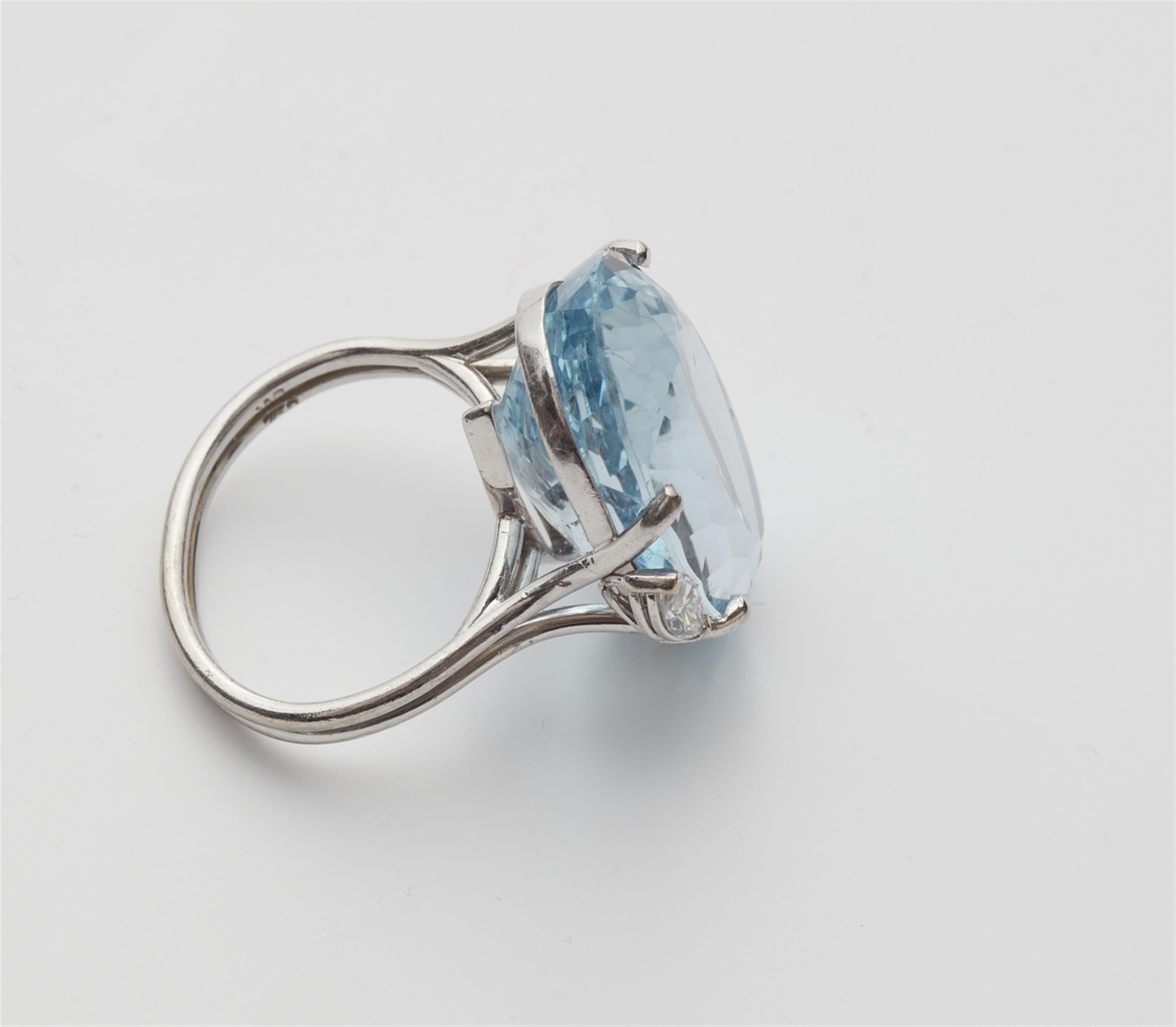 An 18k white gold aquamarine ring - image-2