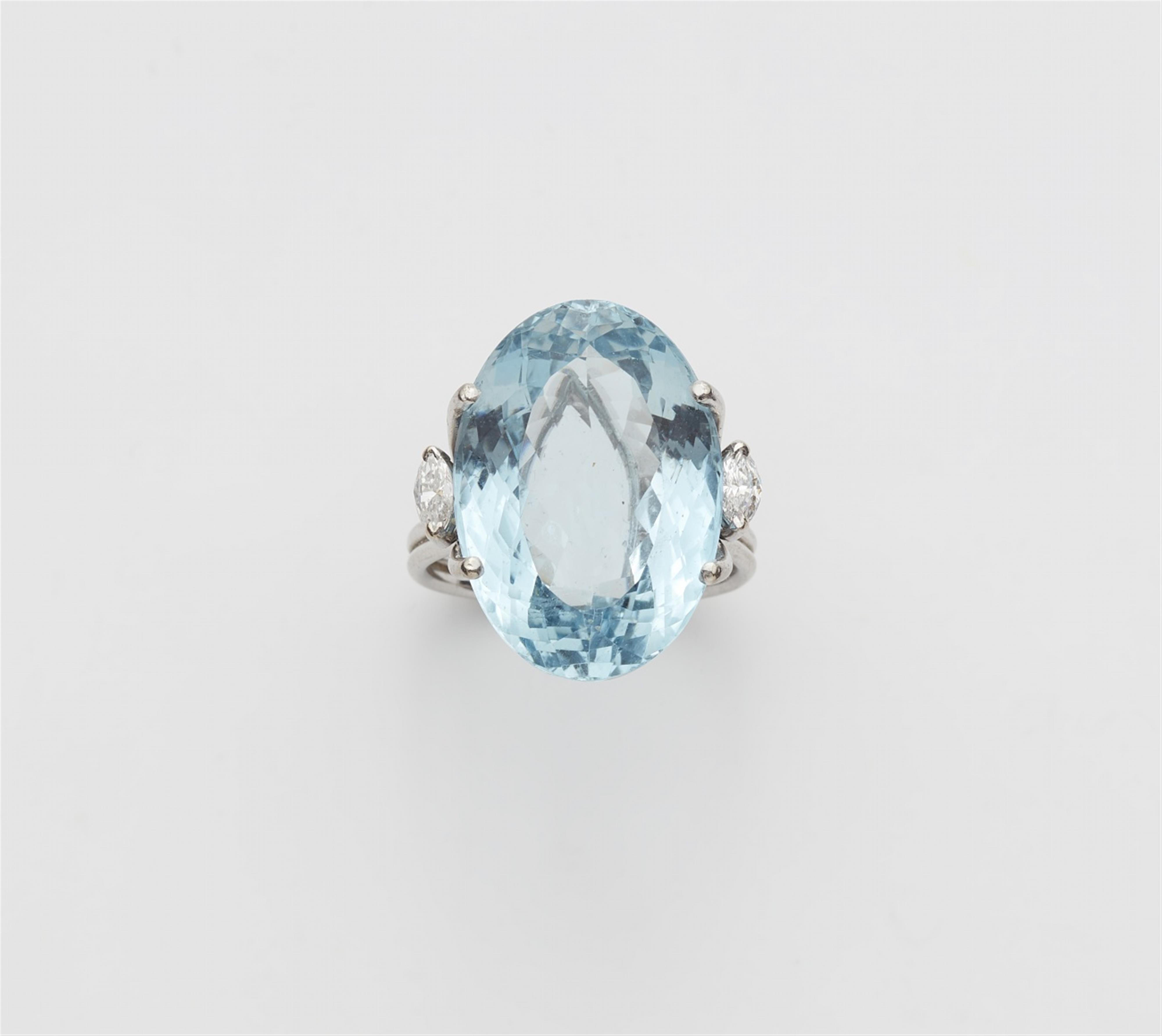 An 18k white gold aquamarine ring - image-1