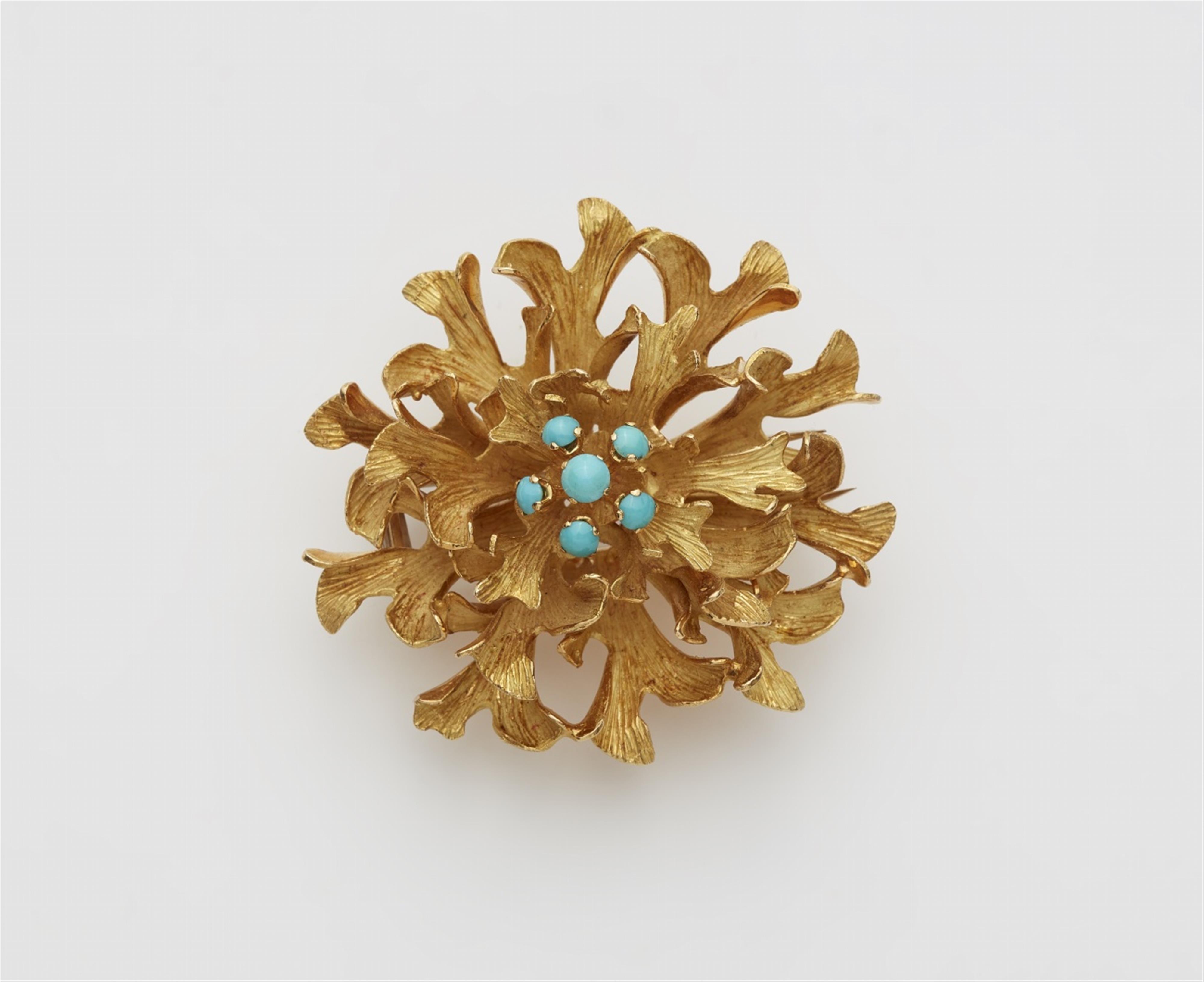 An 18k gold turquoise clip brooch - image-1