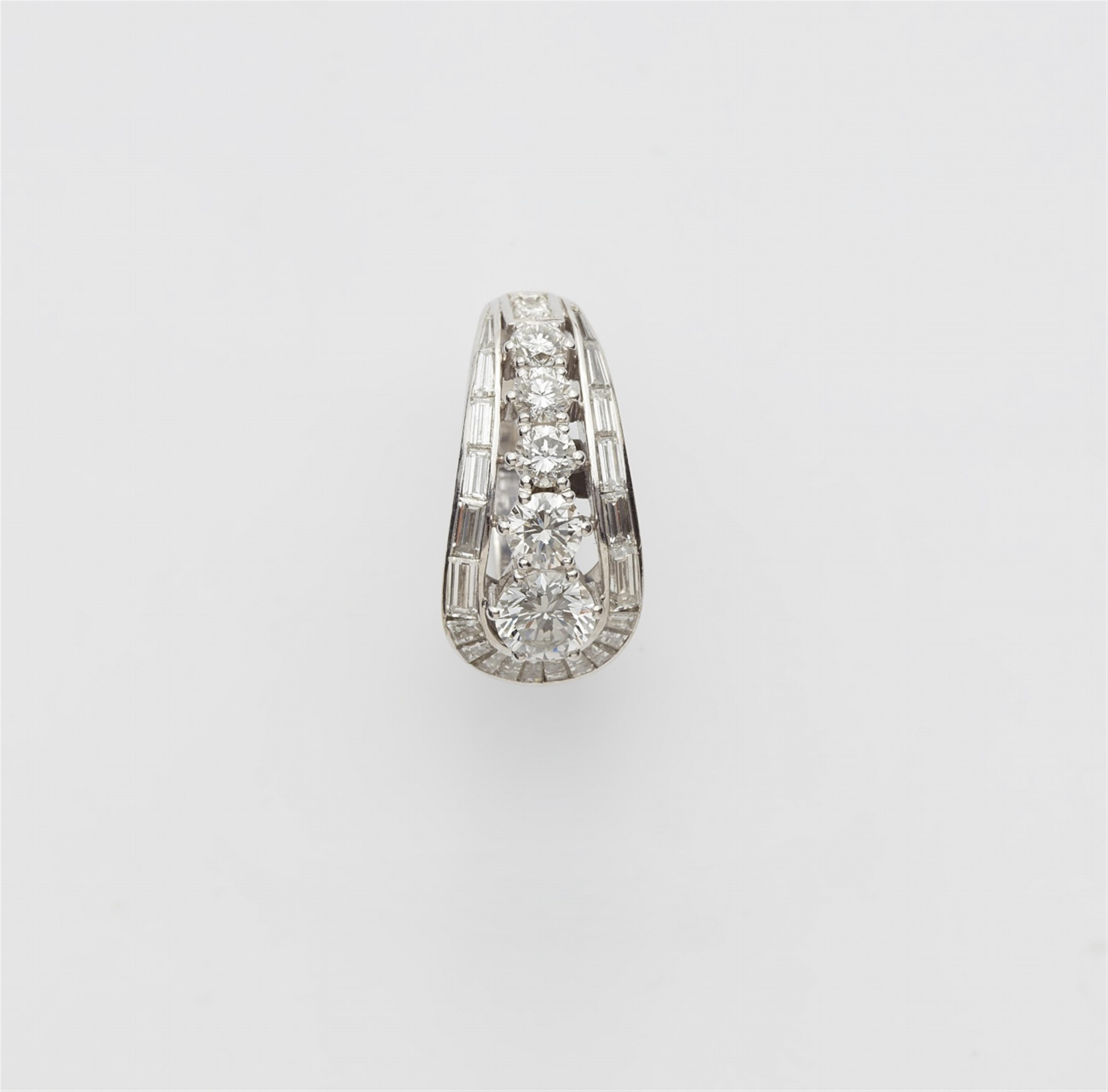 An 18k white gold diamond ring - image-1