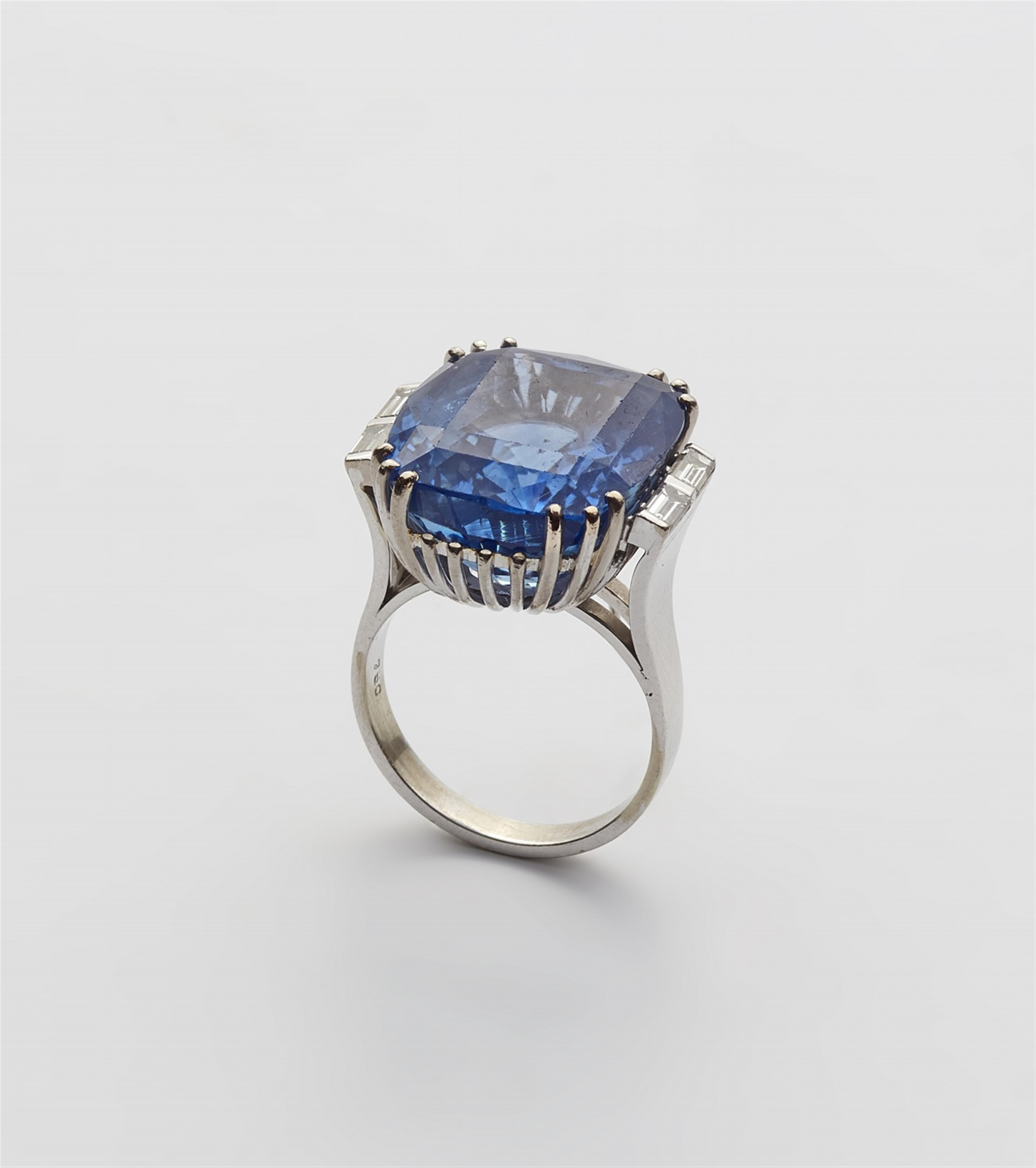 An 18k white gold Ceylon sapphire ring - image-2