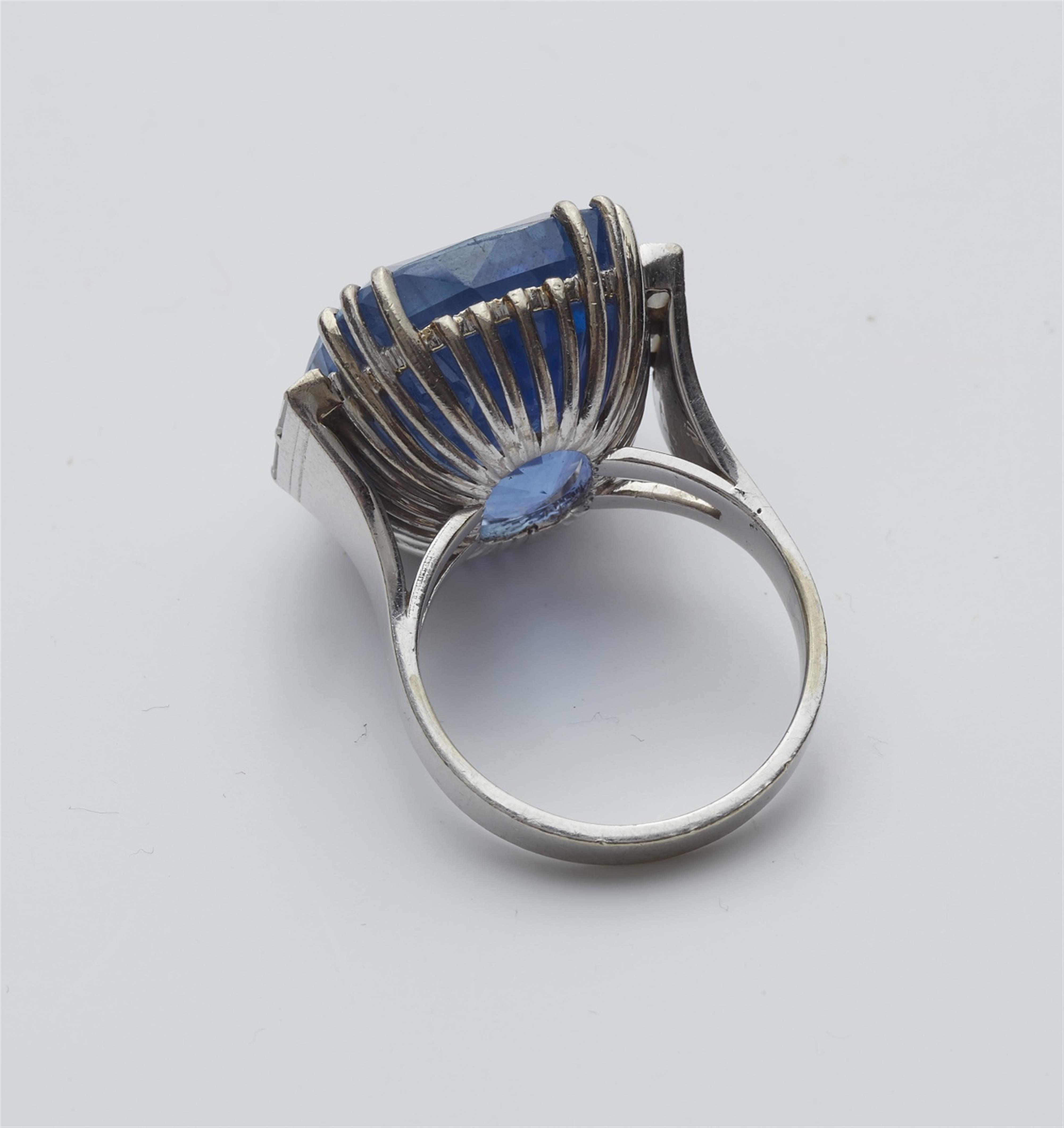 An 18k white gold Ceylon sapphire ring - image-3