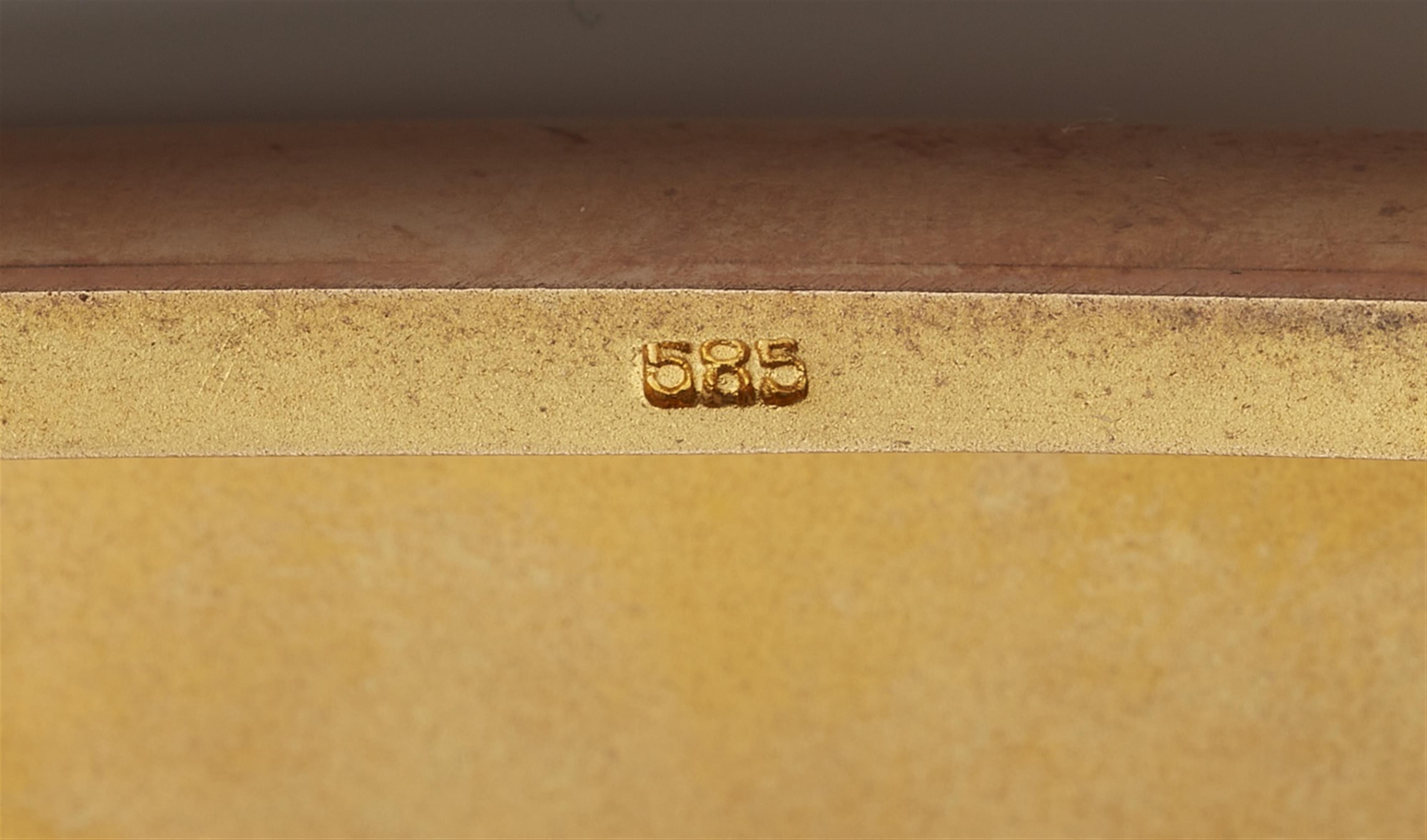 A 14k gold cigarette case with a sapphire cabochon - image-3