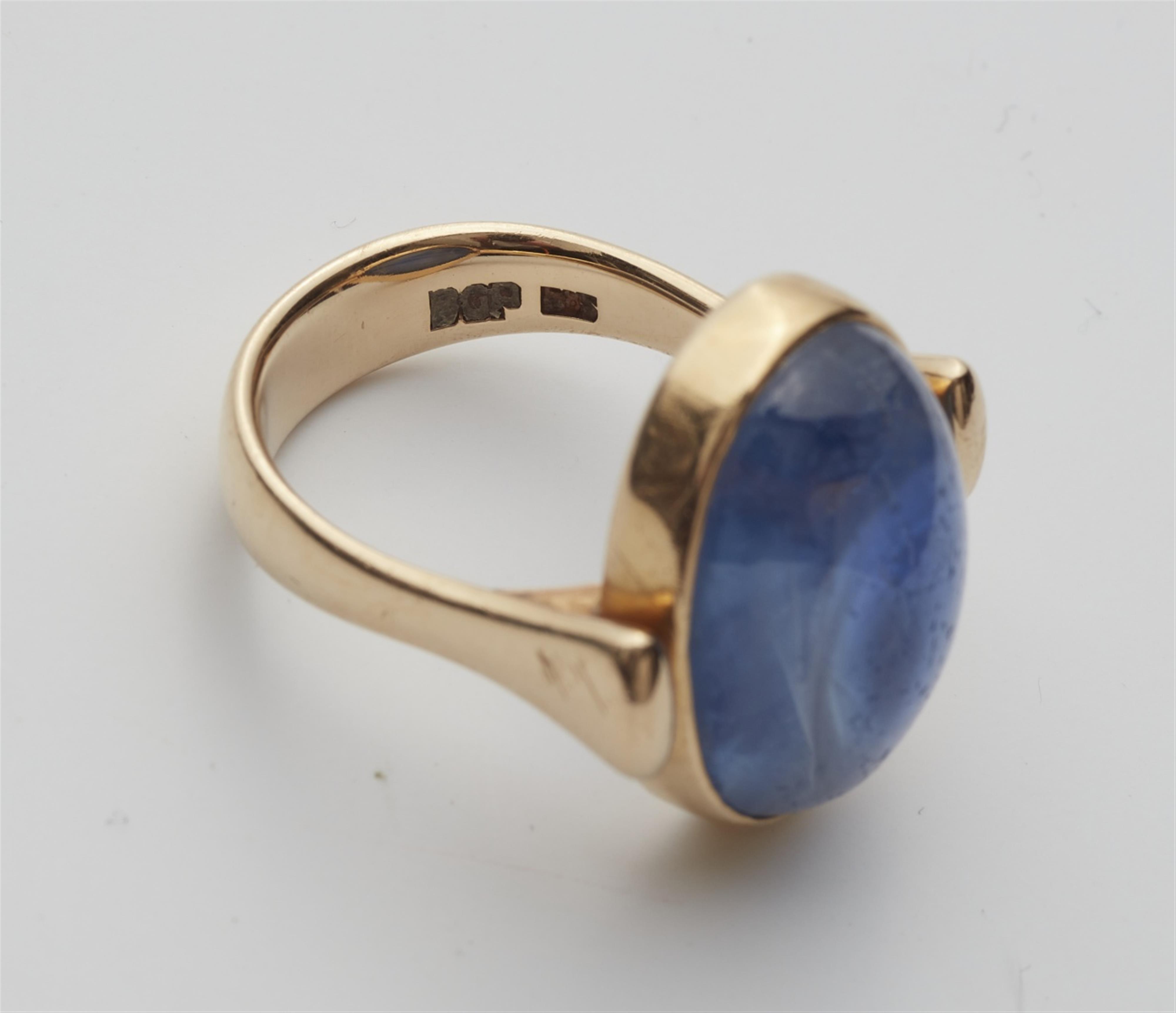 A designer 14k gold sapphire ring - image-2