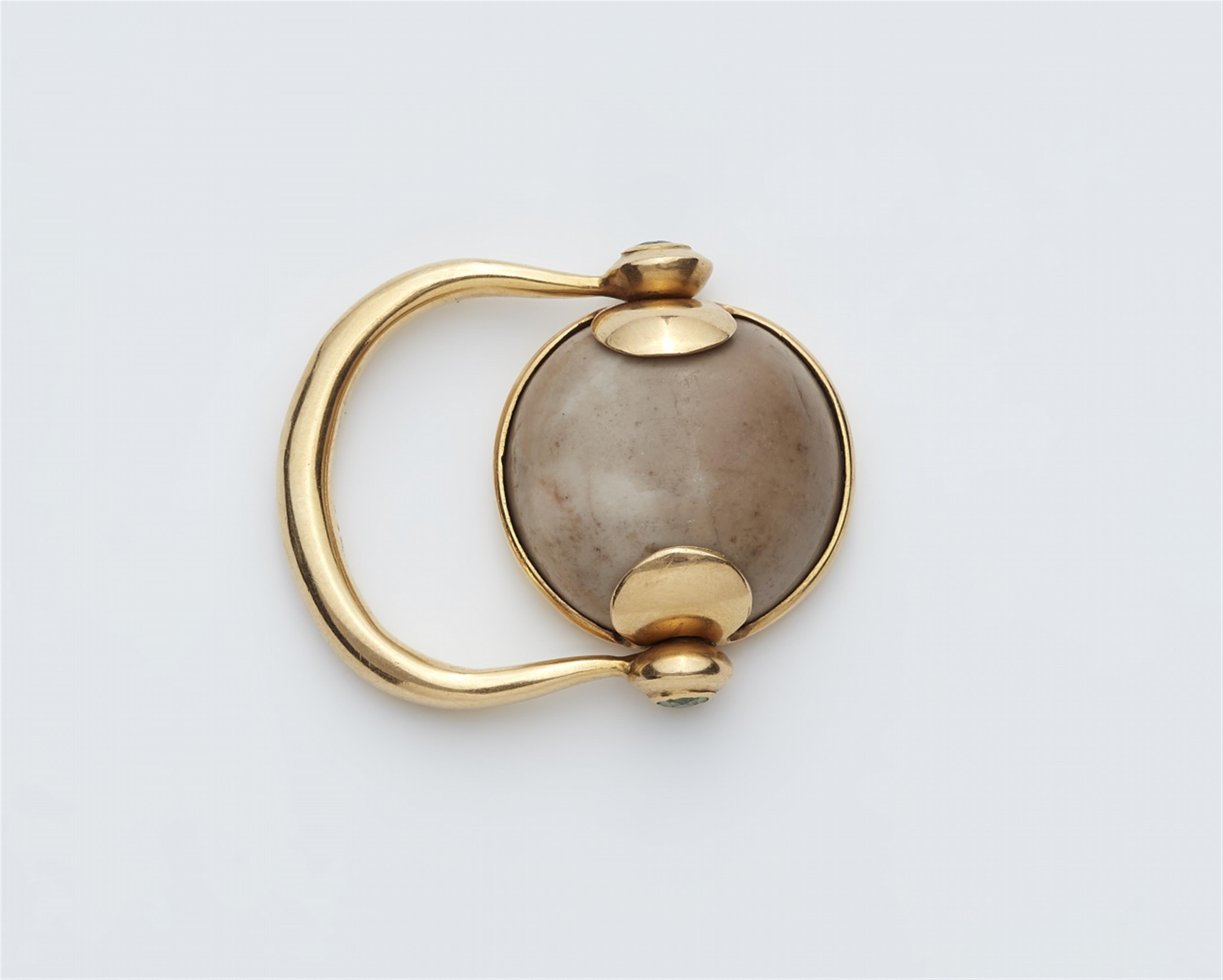 An 18k gold swivel ring with an ancient intaglio - image-2