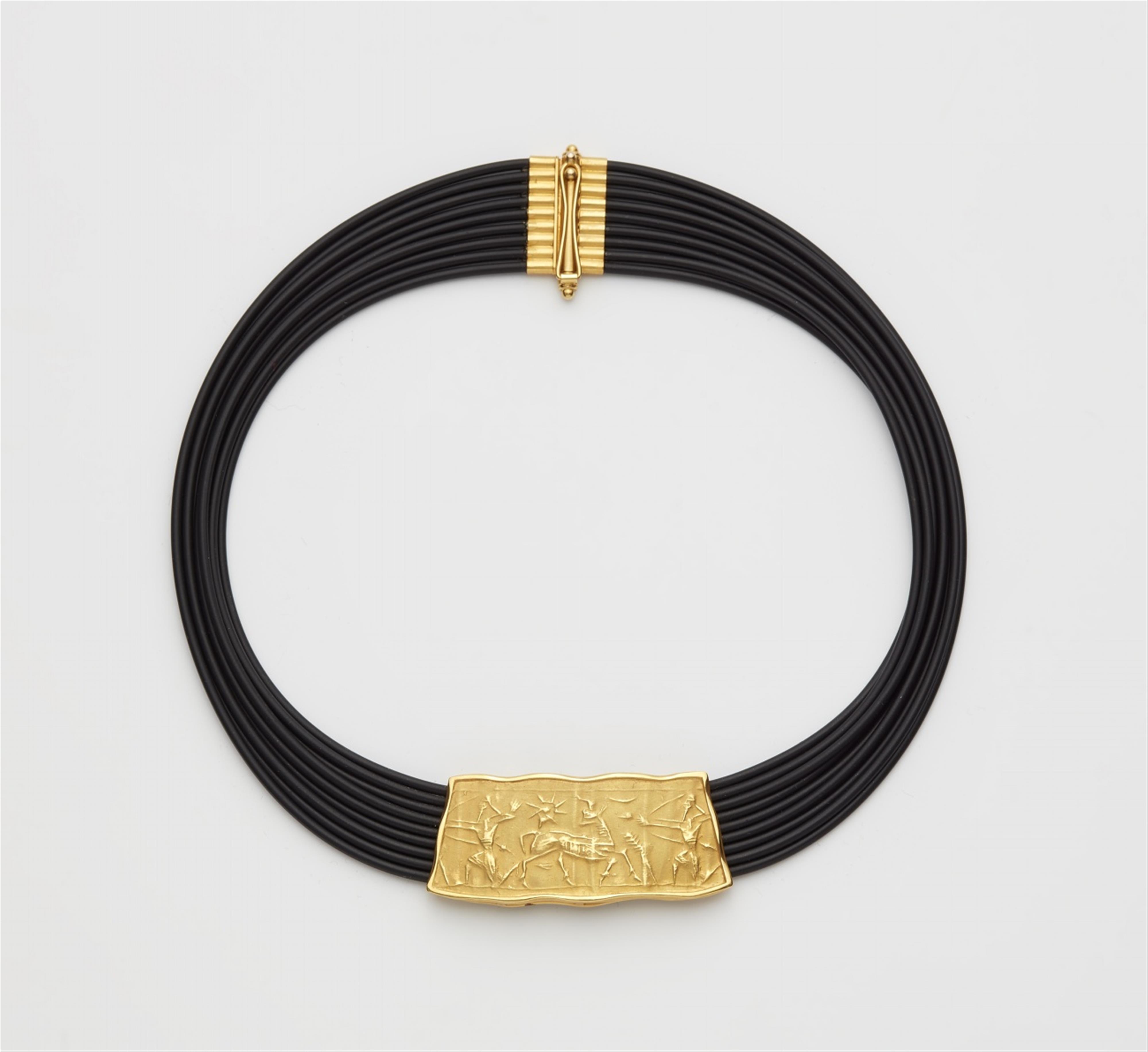 An 18k gold necklace with an Assyrian seal imprint - image-1