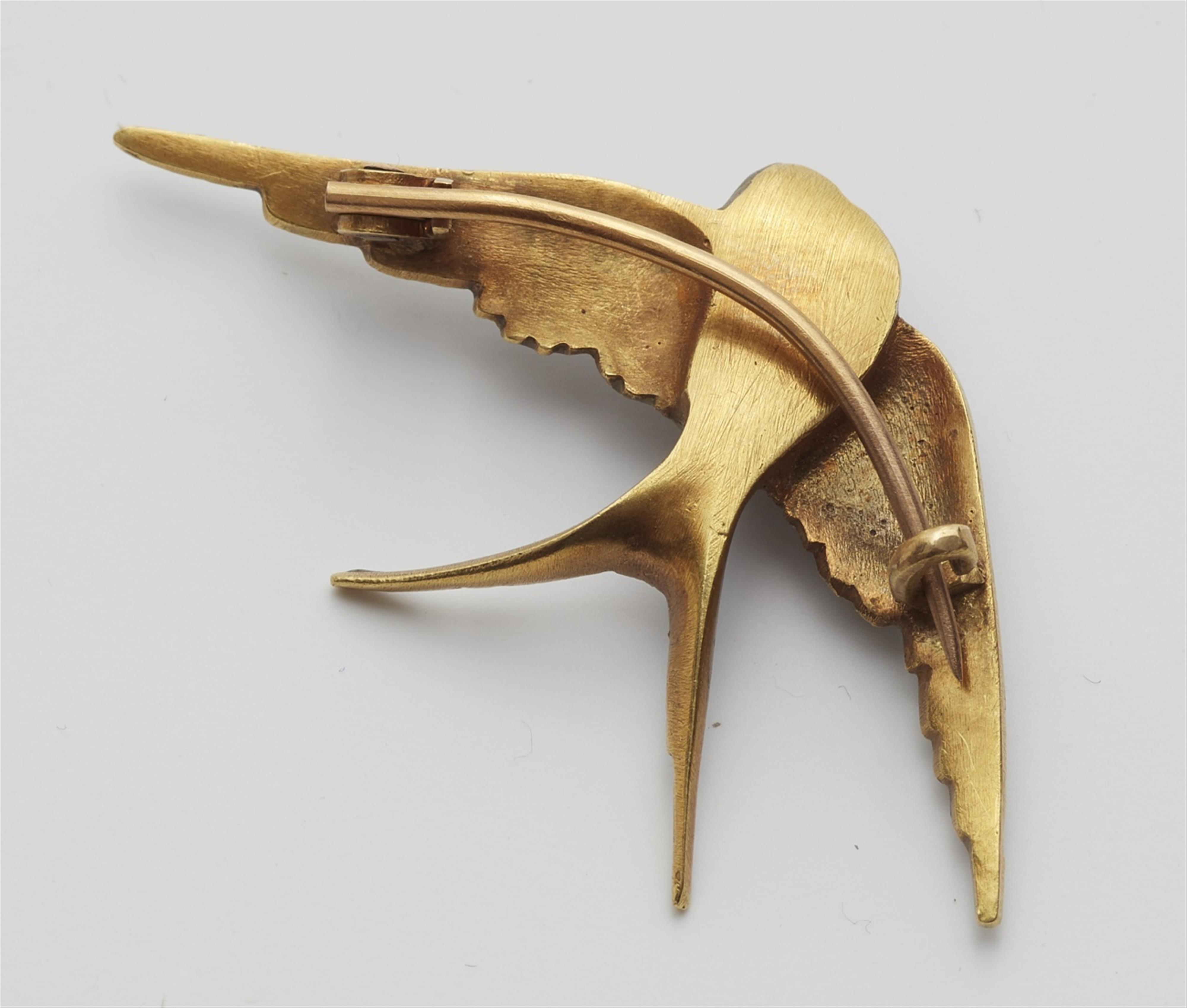 A small 18k gold Art Nouveau brooch - image-2