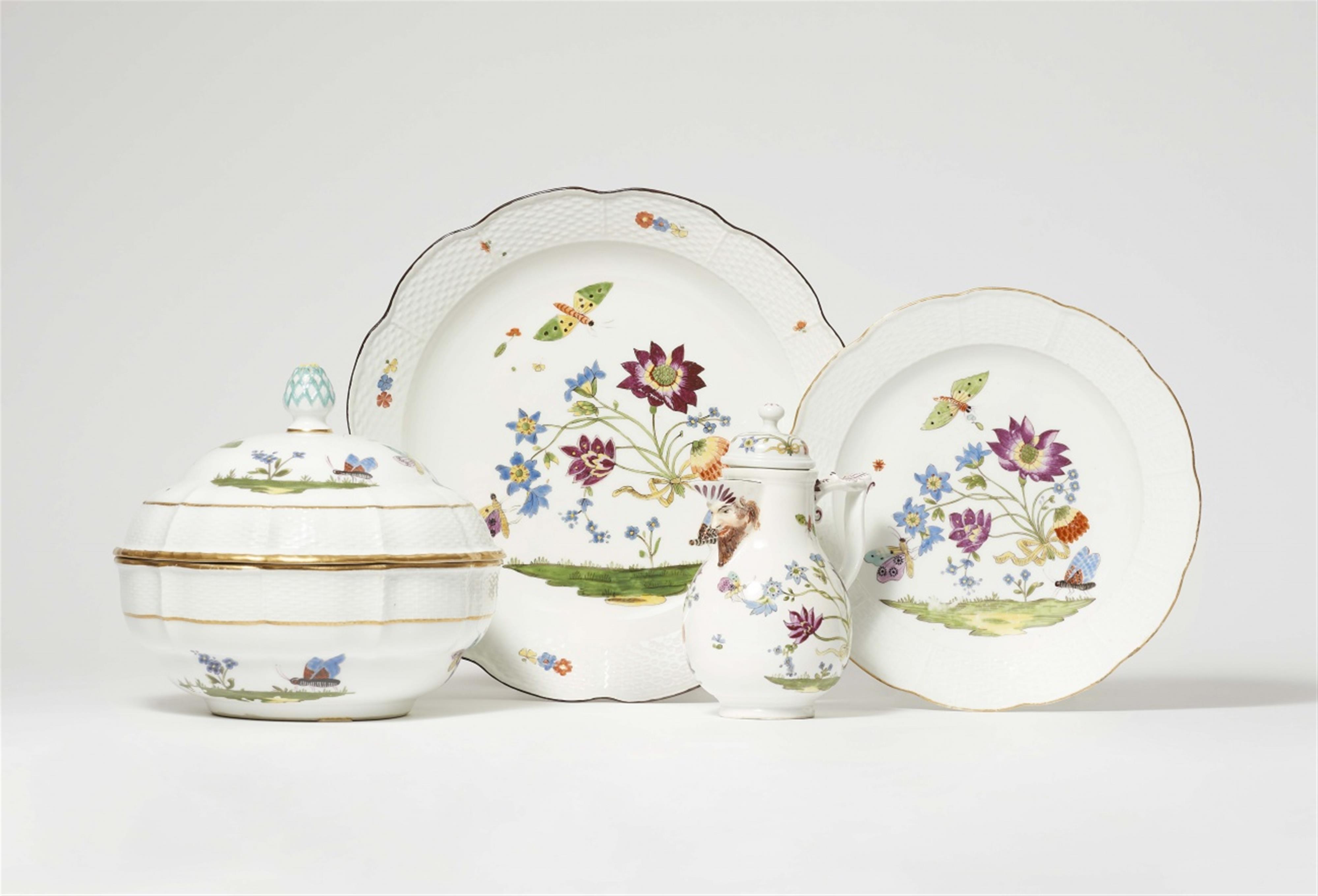 Four items of Meissen porcelain from a service with “bee pattern” decoration - image-1