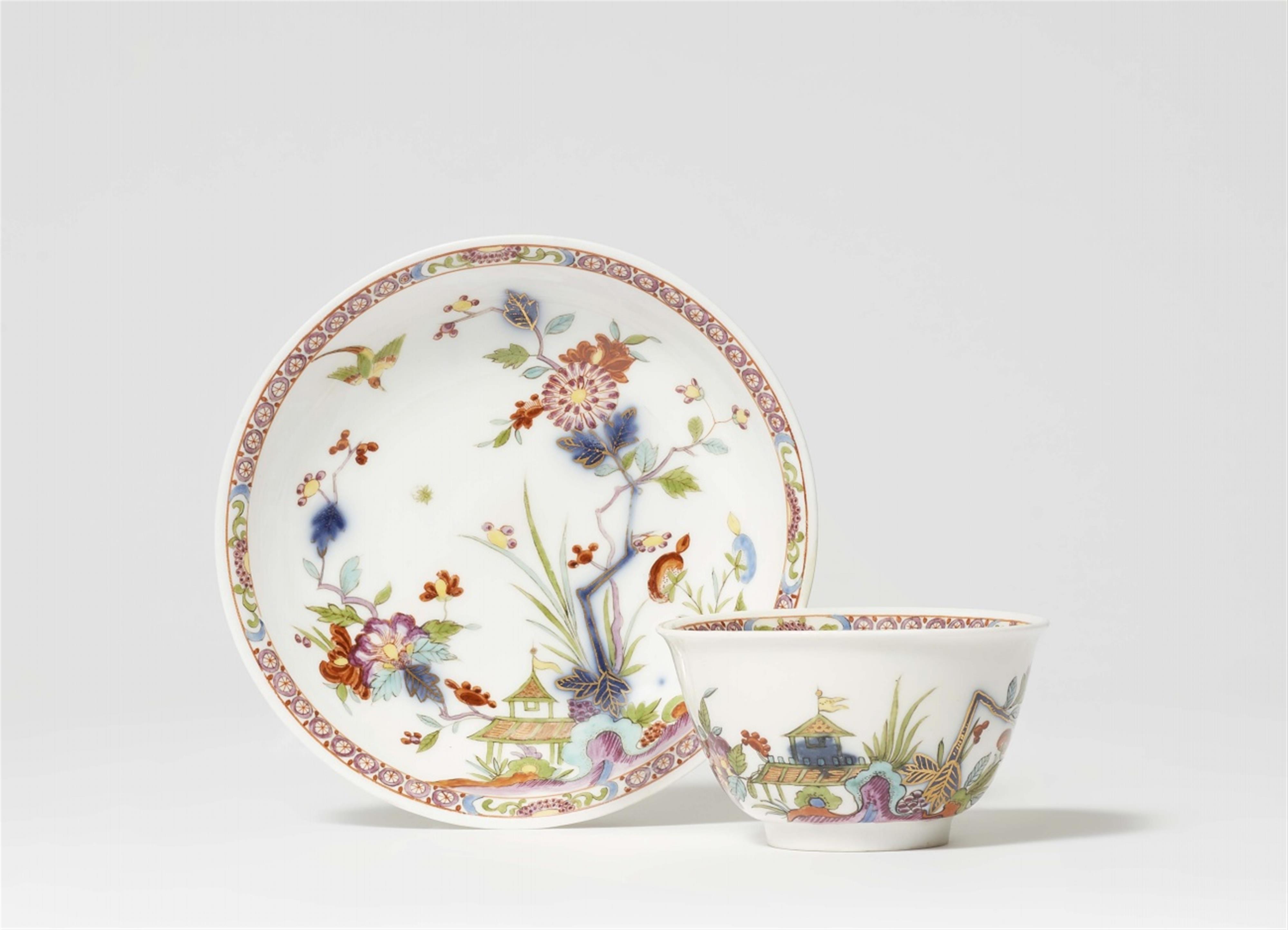 A Meissen porcelain tea bowl and saucer with small pagoda motifs - image-1