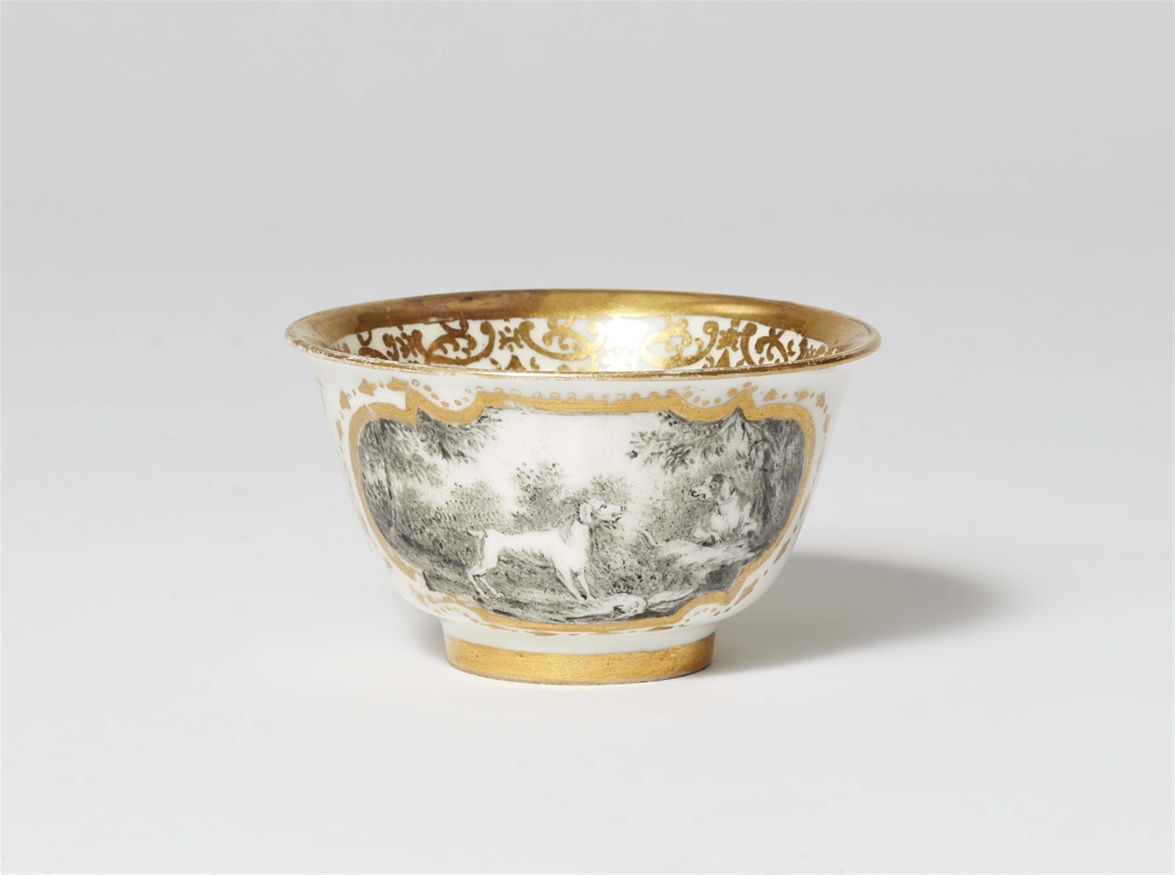 A Meissen porcelain tea bowl with hunting dog motifs - image-1