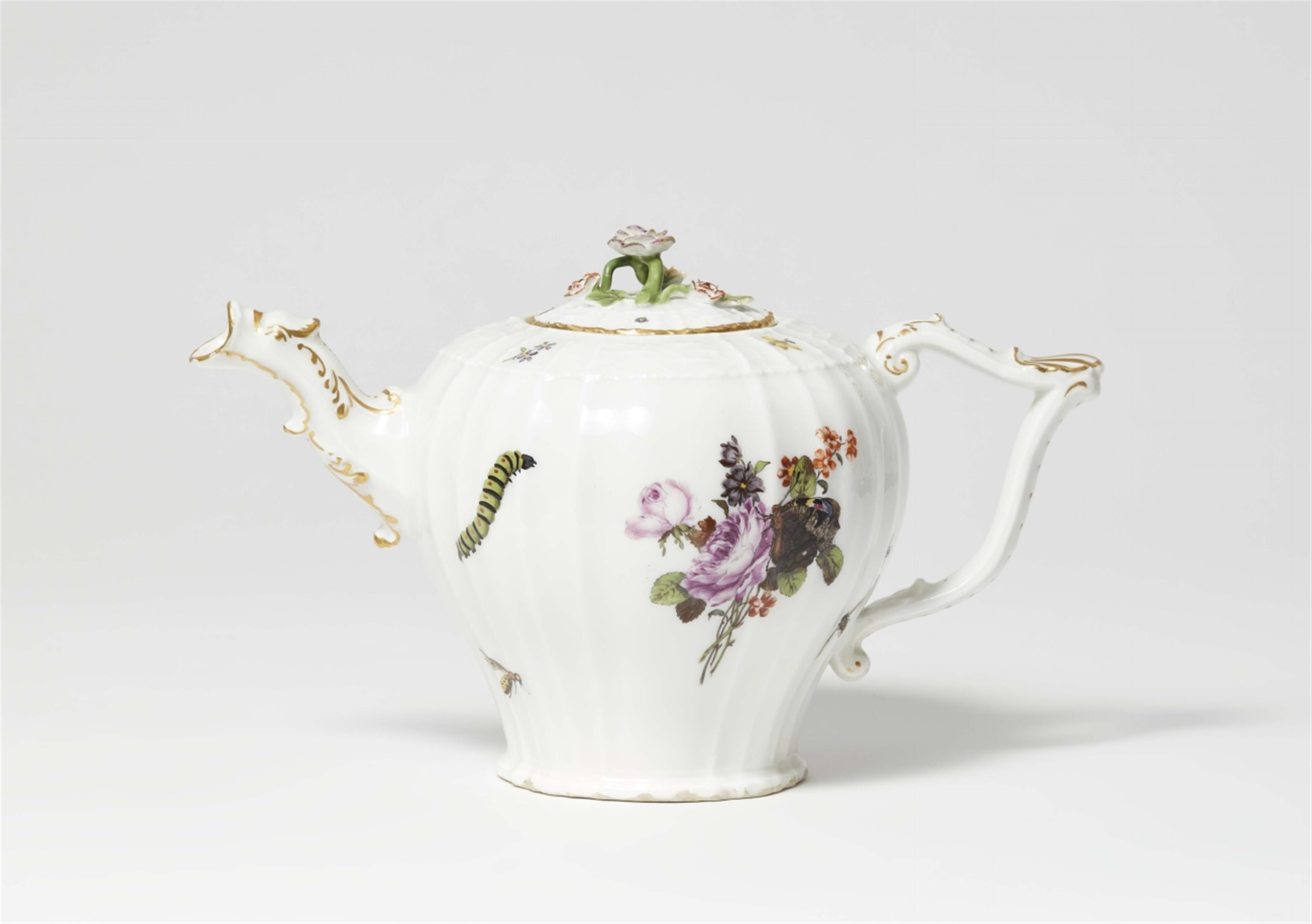 Teekanne mit Holzschnittblumen und großen Insekten - image-1