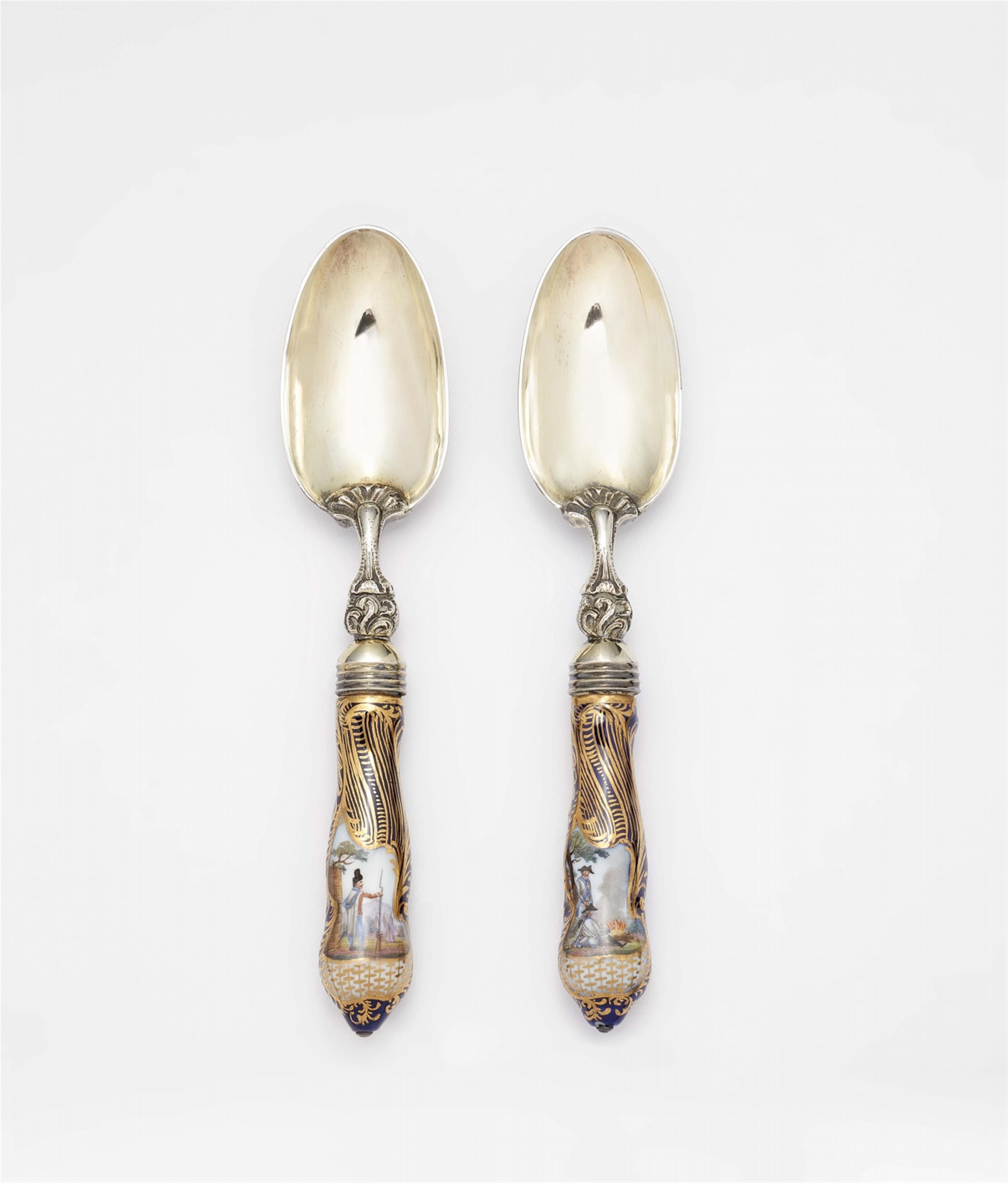 A pair of porcelain spoons with military motifs - image-1