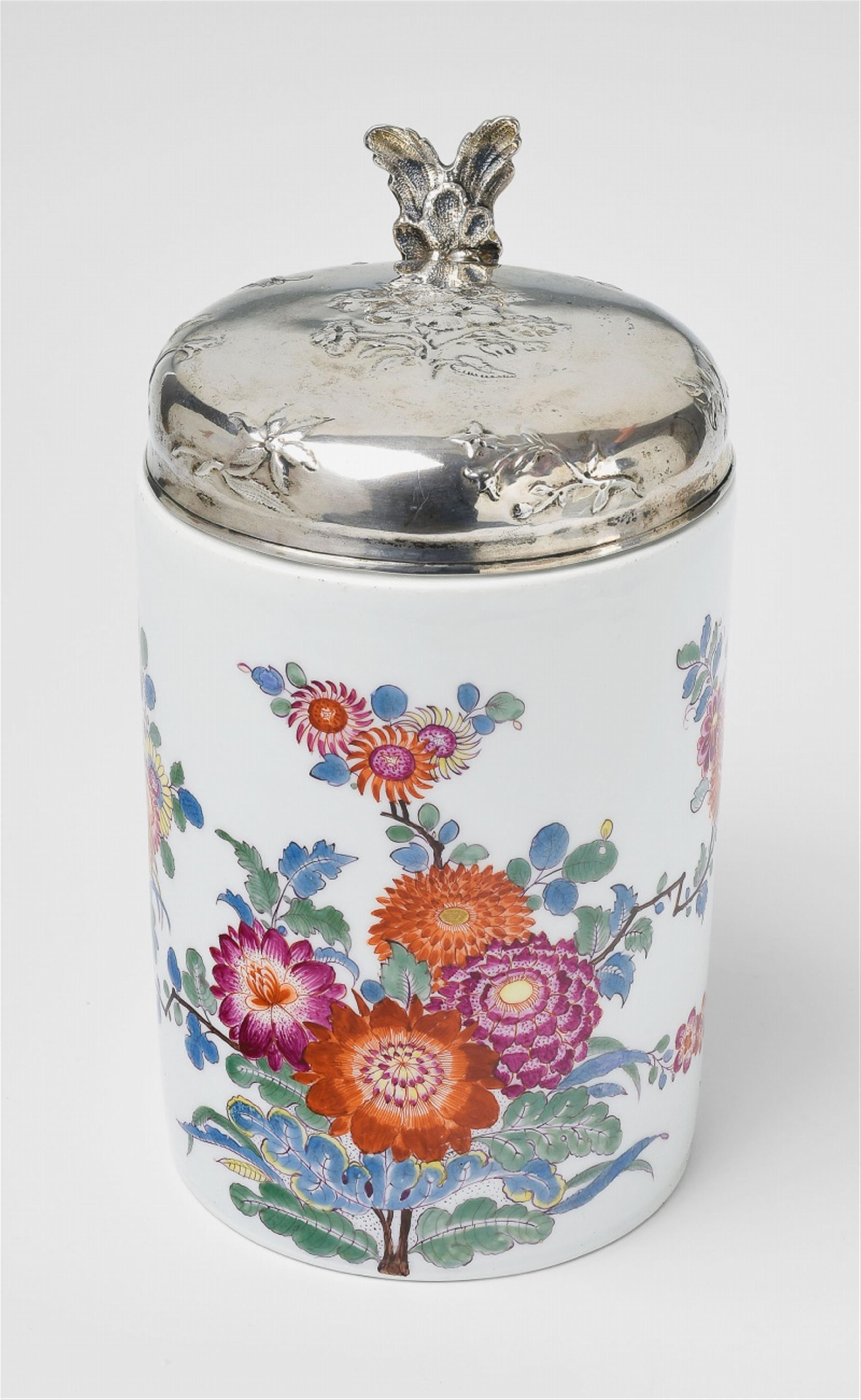 A Meissen porcelain tankard with "indianische blumen" - image-2