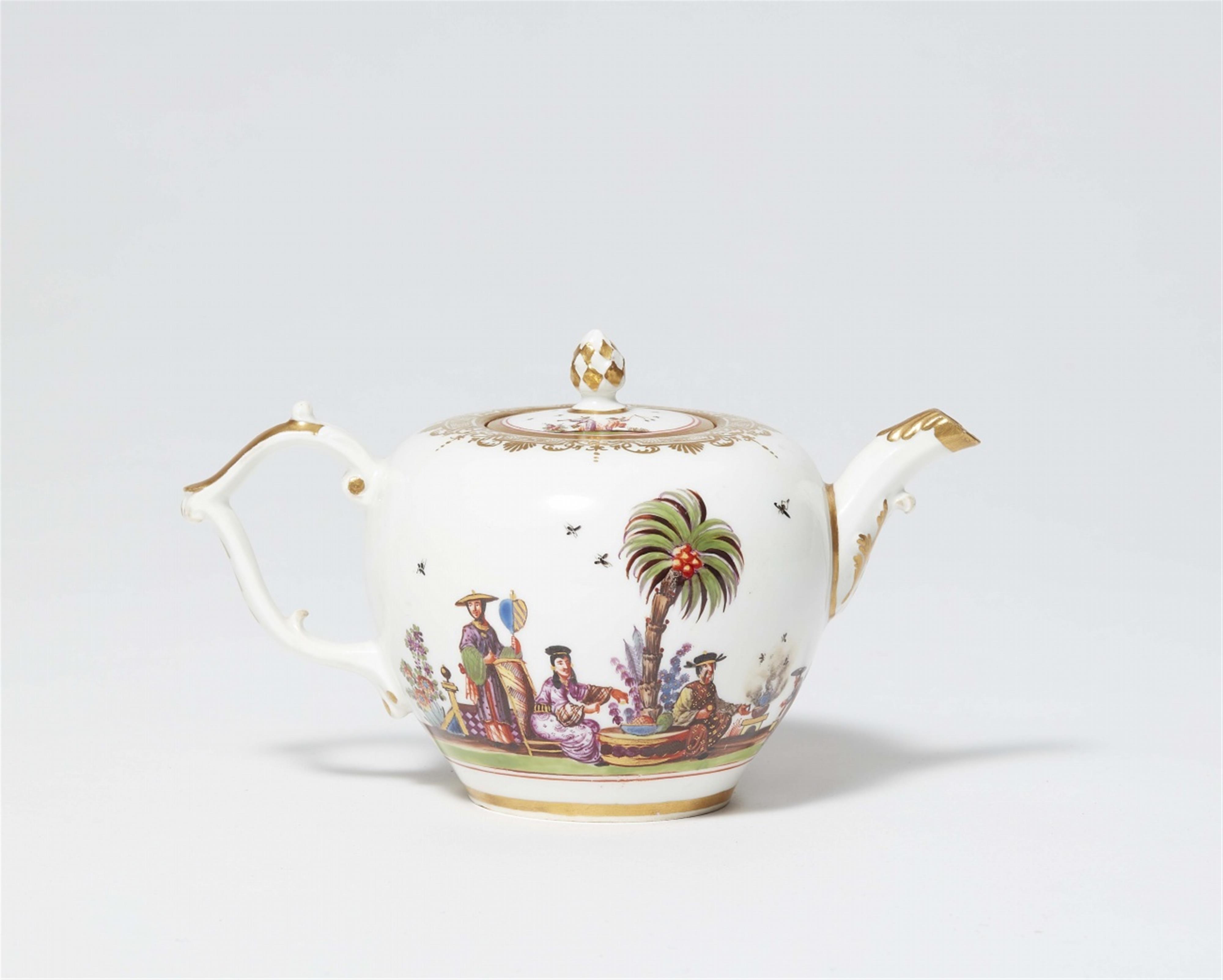 A Meissen porcelain teapot with Chinoiserie motifs - image-2
