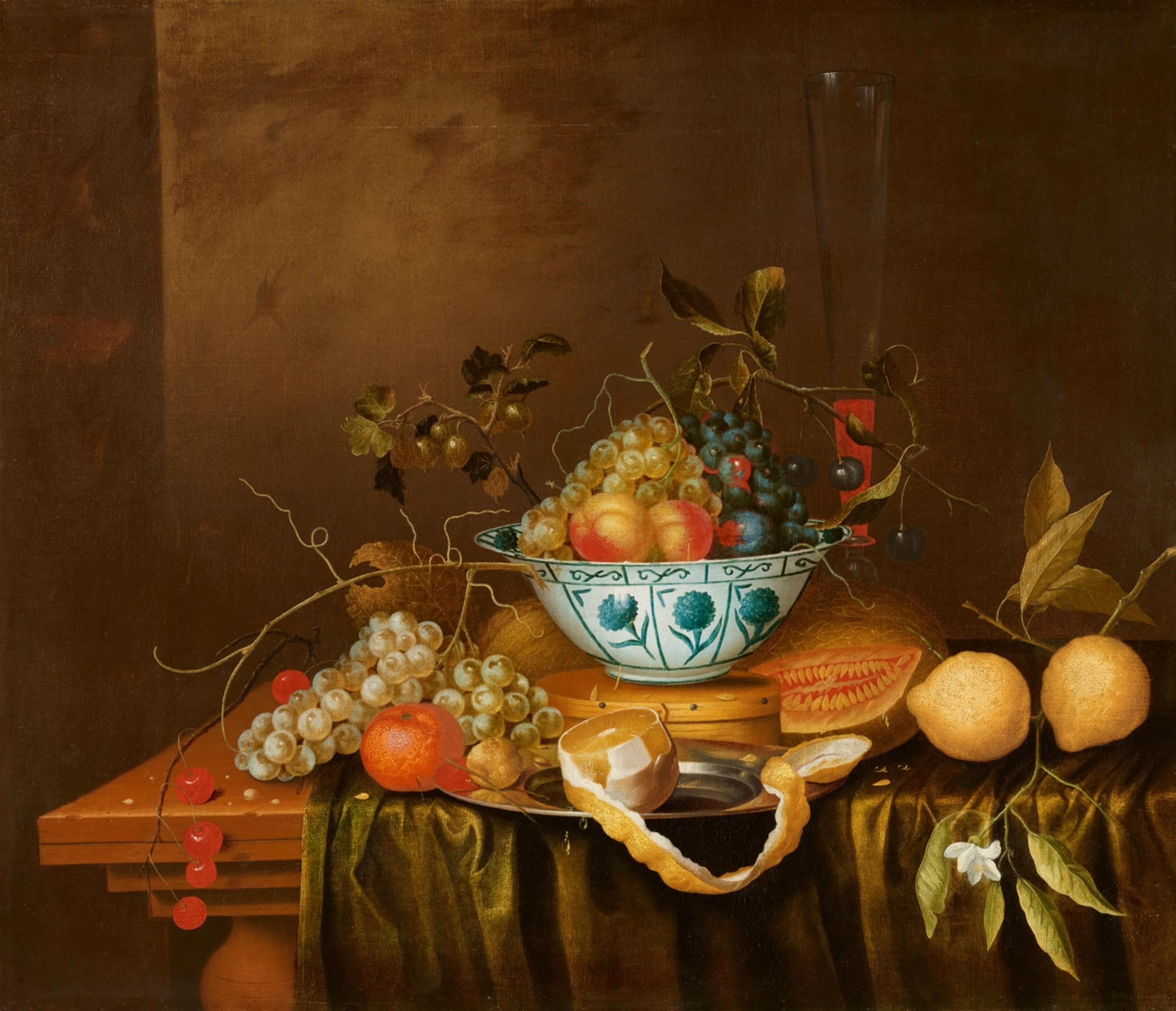 Theodor Aenvanck - Stillleben mit einer mit Früchten gefüllten Wanli-Schale auf einer Spanschachtel, Flötenglas, Silberteller und weiteren Früchten auf einer Tischplatte - image-1