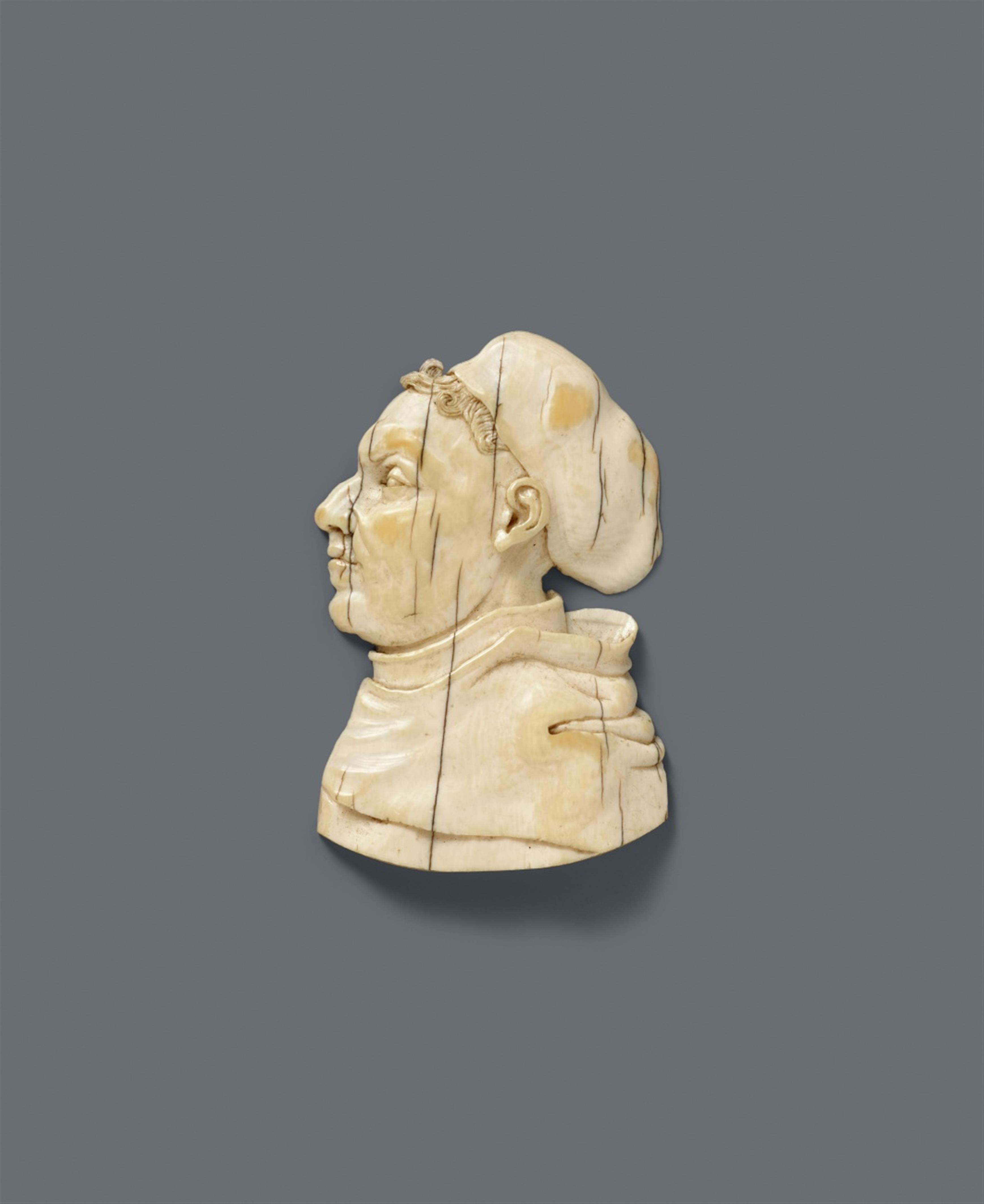 German 17th century - A 17th century German carved ivory portrait of Martin Luther - image-1