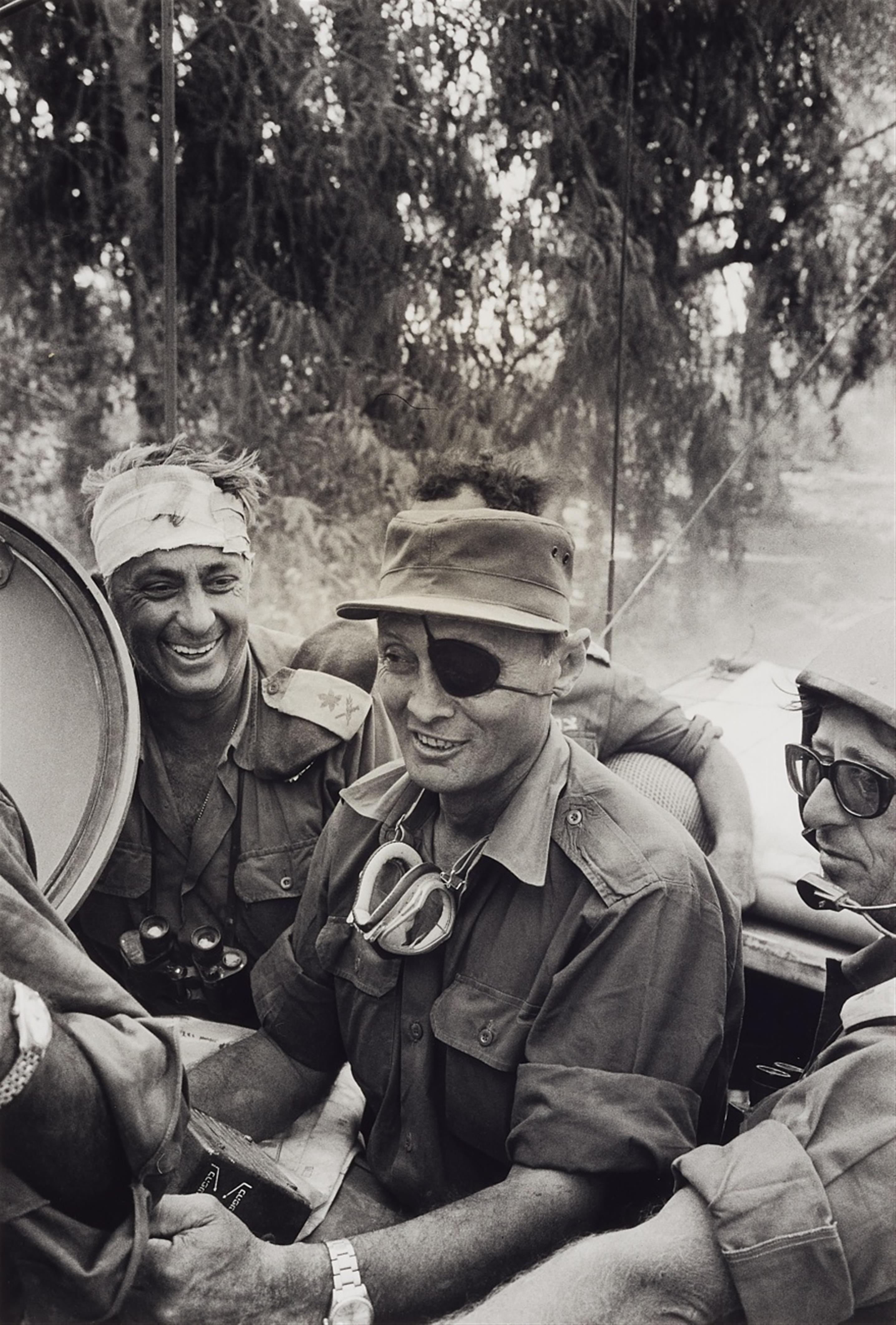 Micha Bar-Am - General Ariel Sharon und Moshe Dayan. Nach dem Massaker von Sabra und Schatila. Kind auf Feld - image-1