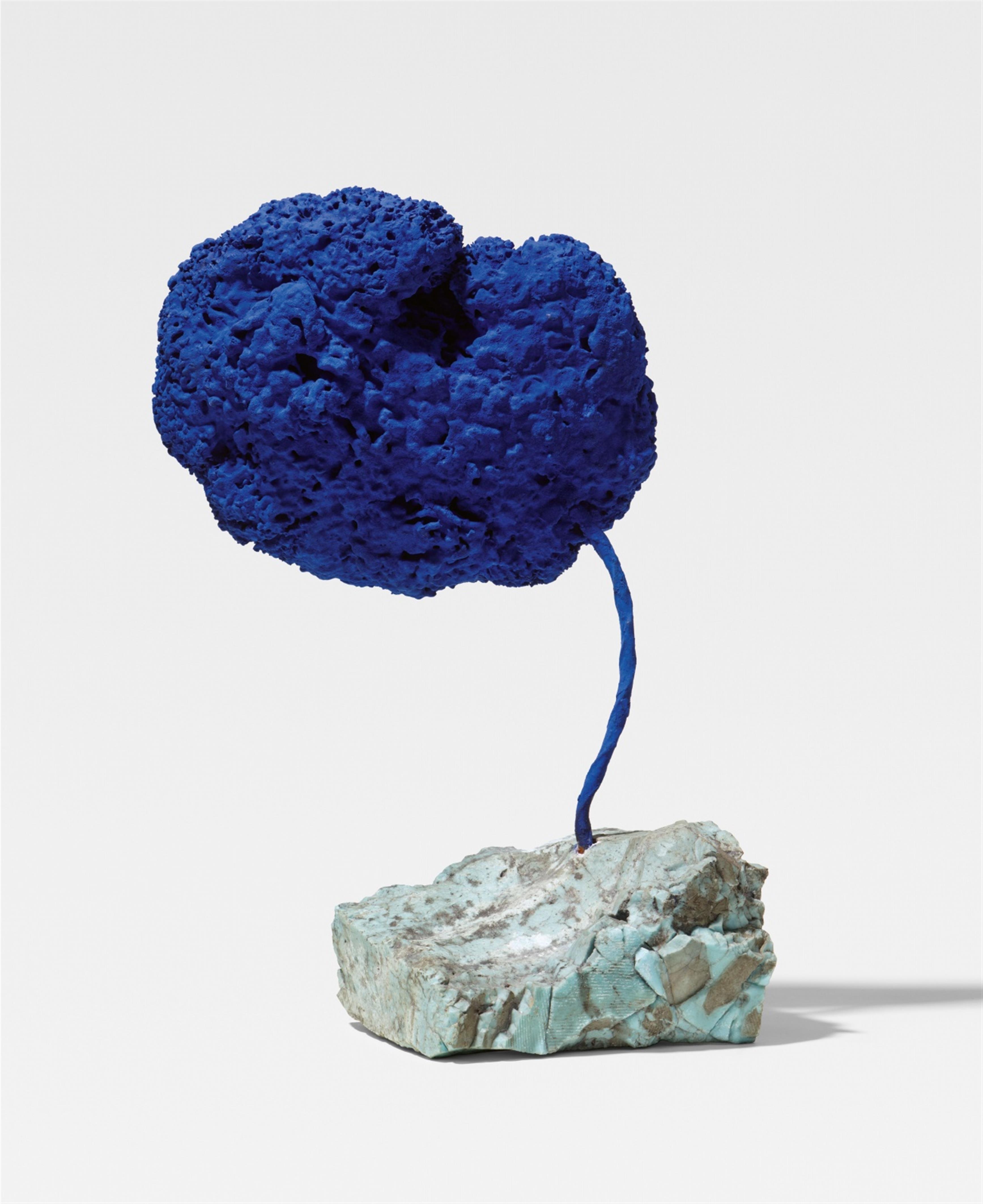 Yves Klein - Sculpture éponge bleue sans titre, (SE 328) - image-2