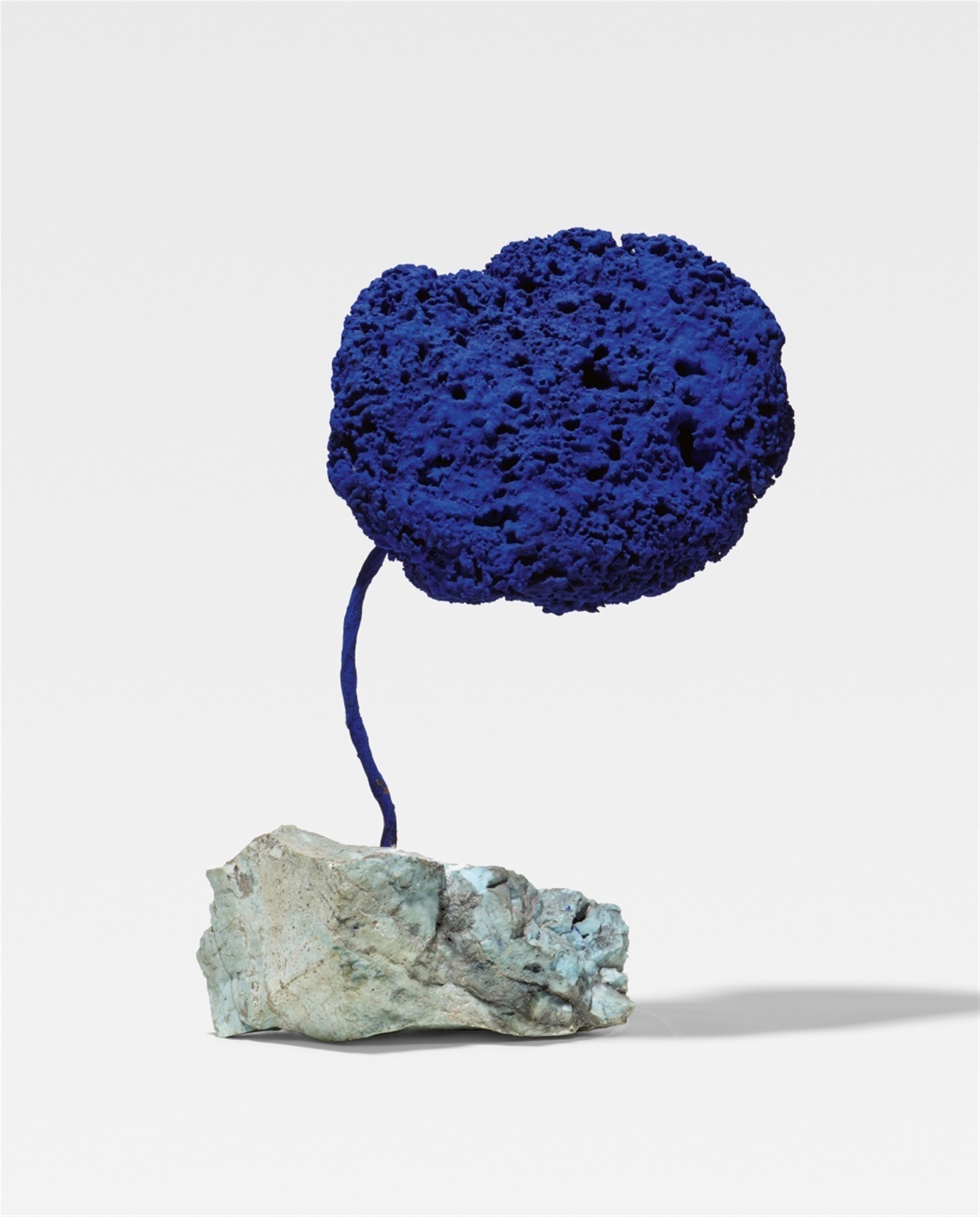 Yves Klein - Sculpture éponge bleue sans titre, (SE 328) - image-1